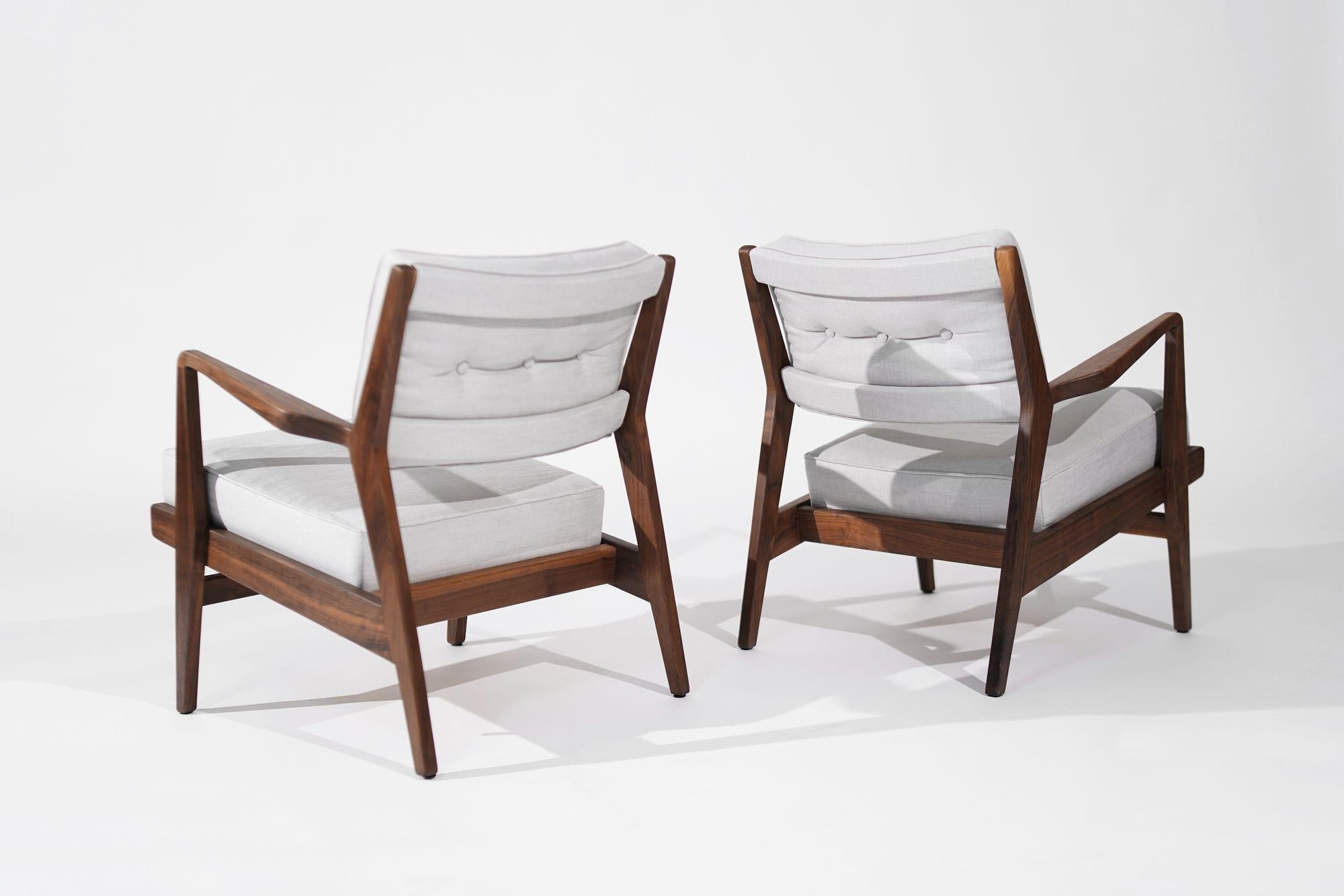 Walnut Lounge Chairs in Grey Linen, Model U430 for Risom, Inc. Circa, 1950s For Sale 2