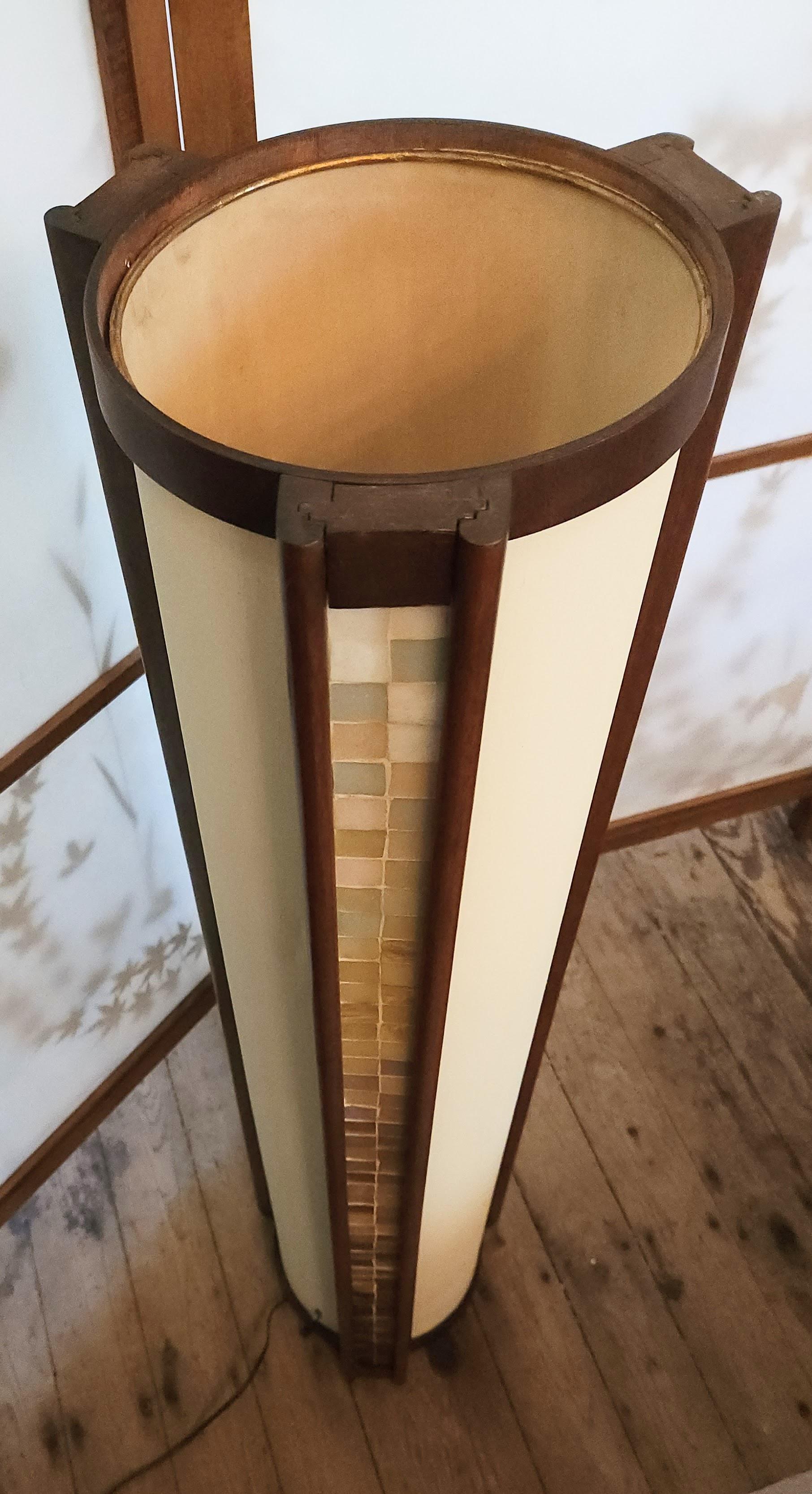 Metà XX secolo Lampada cilindrica in noce di Martin Borenstein con pannelli di piastrelle di vetro, circa 1952 in vendita