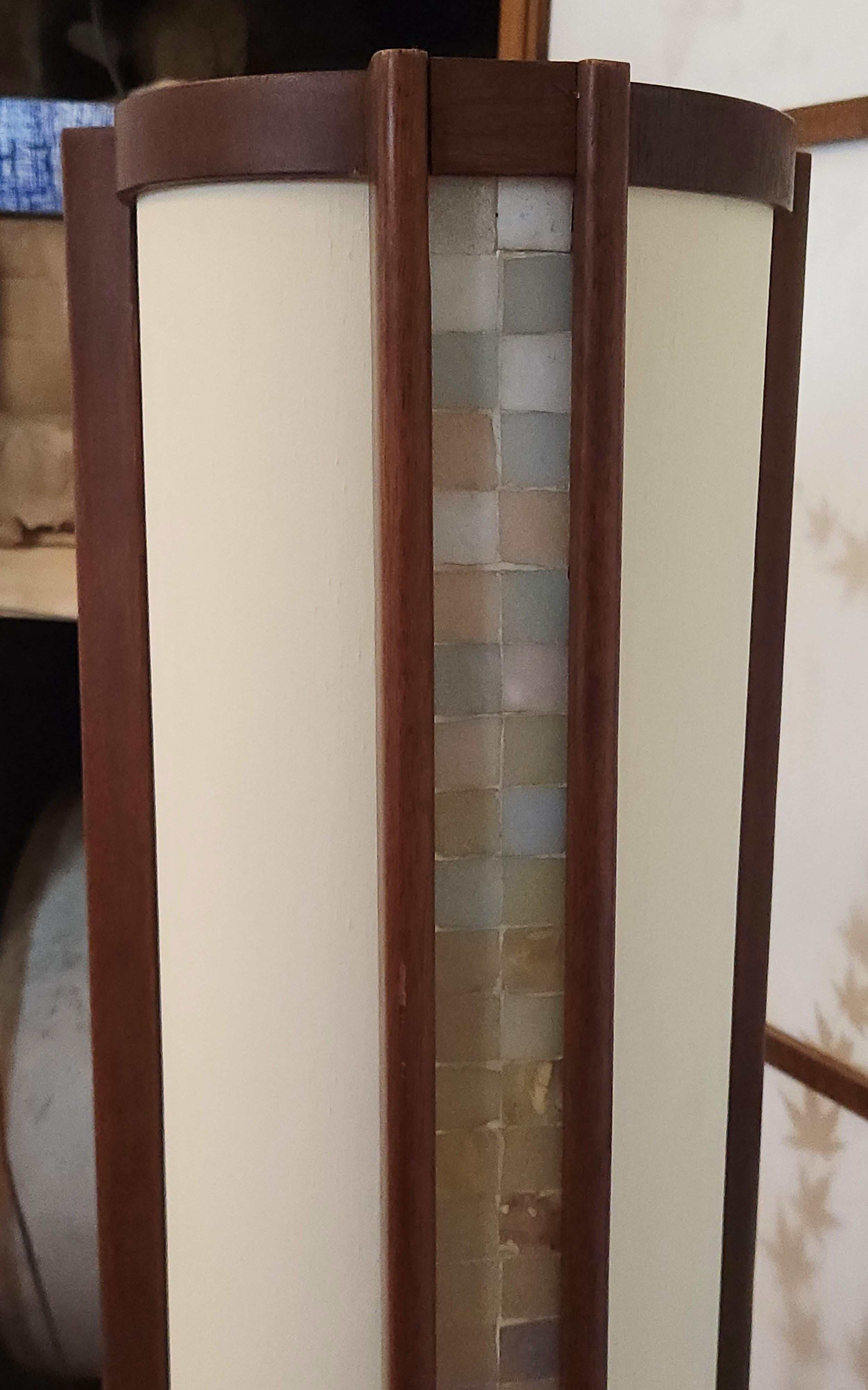 Lampada cilindrica in noce di Martin Borenstein con pannelli di piastrelle di vetro, circa 1952 in vendita 2