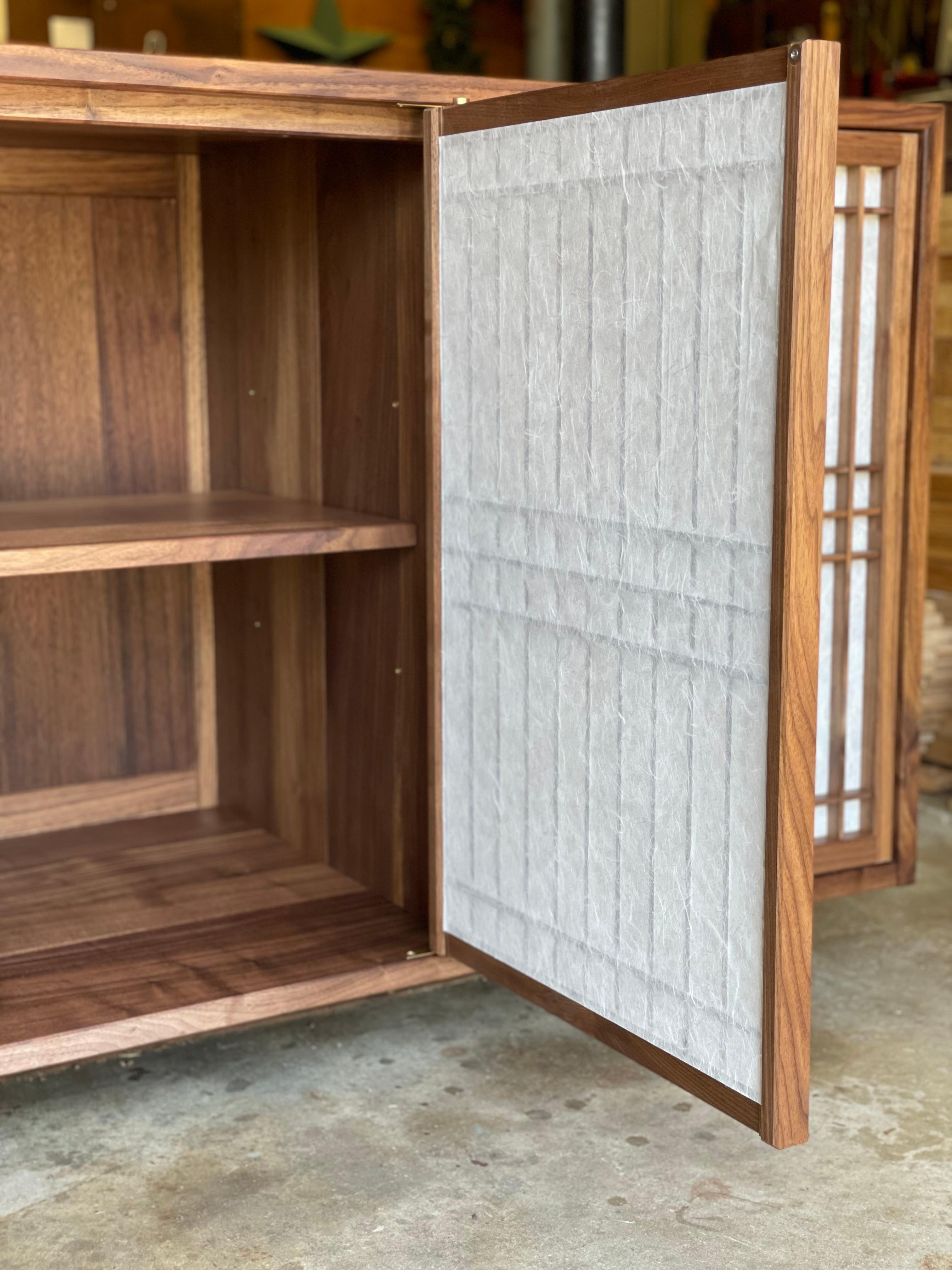 Armoire en noyer fabriquée à la main et comportant des portes et des étagères shoji. Ce meuble est construit en utilisant les techniques de menuiserie traditionnelles utilisées dans la menuiserie des temples japonais. Il comporte également des shoji