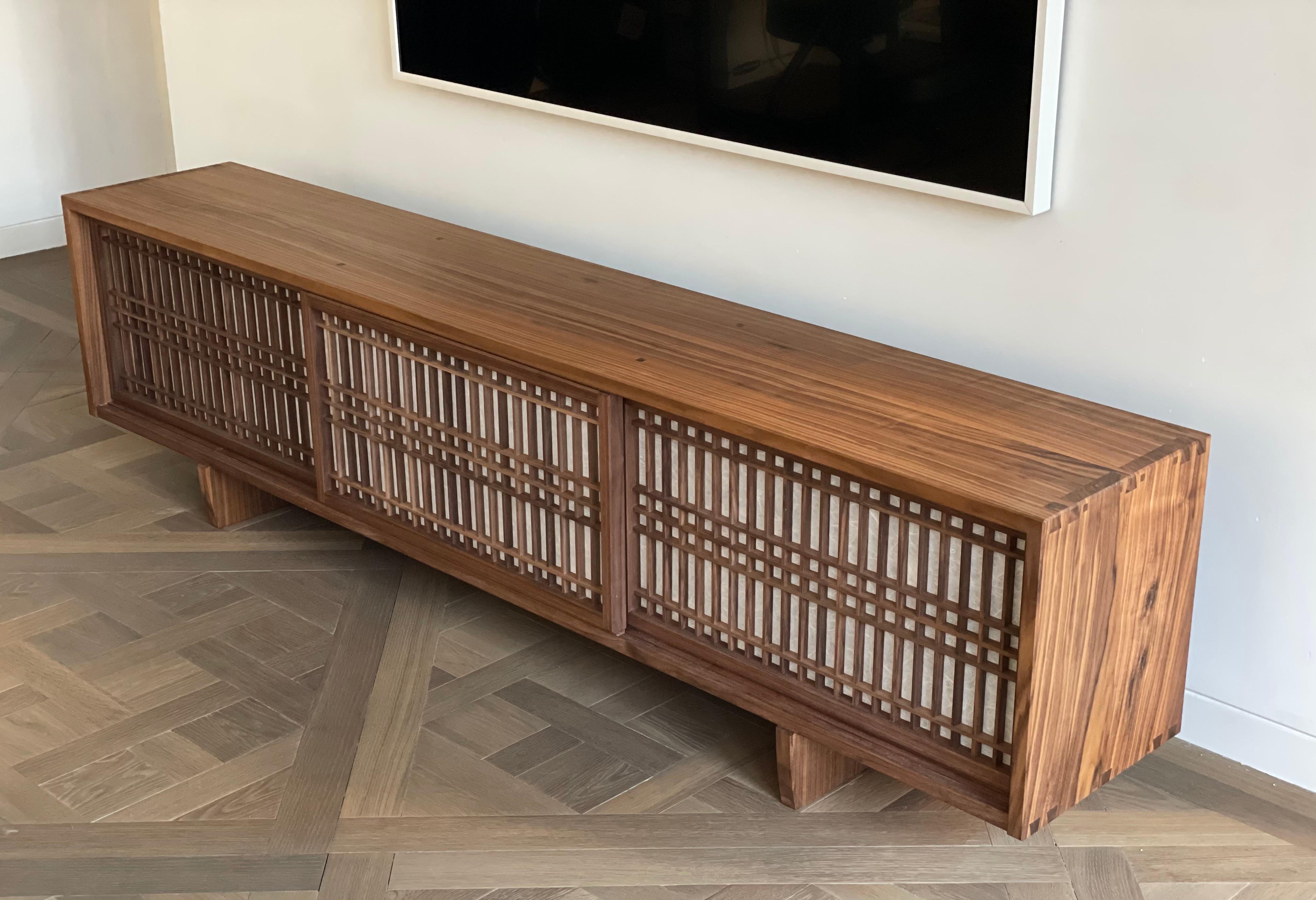 Huilé Console multimédia en noyer avec portes coulissantes Shoji en vente