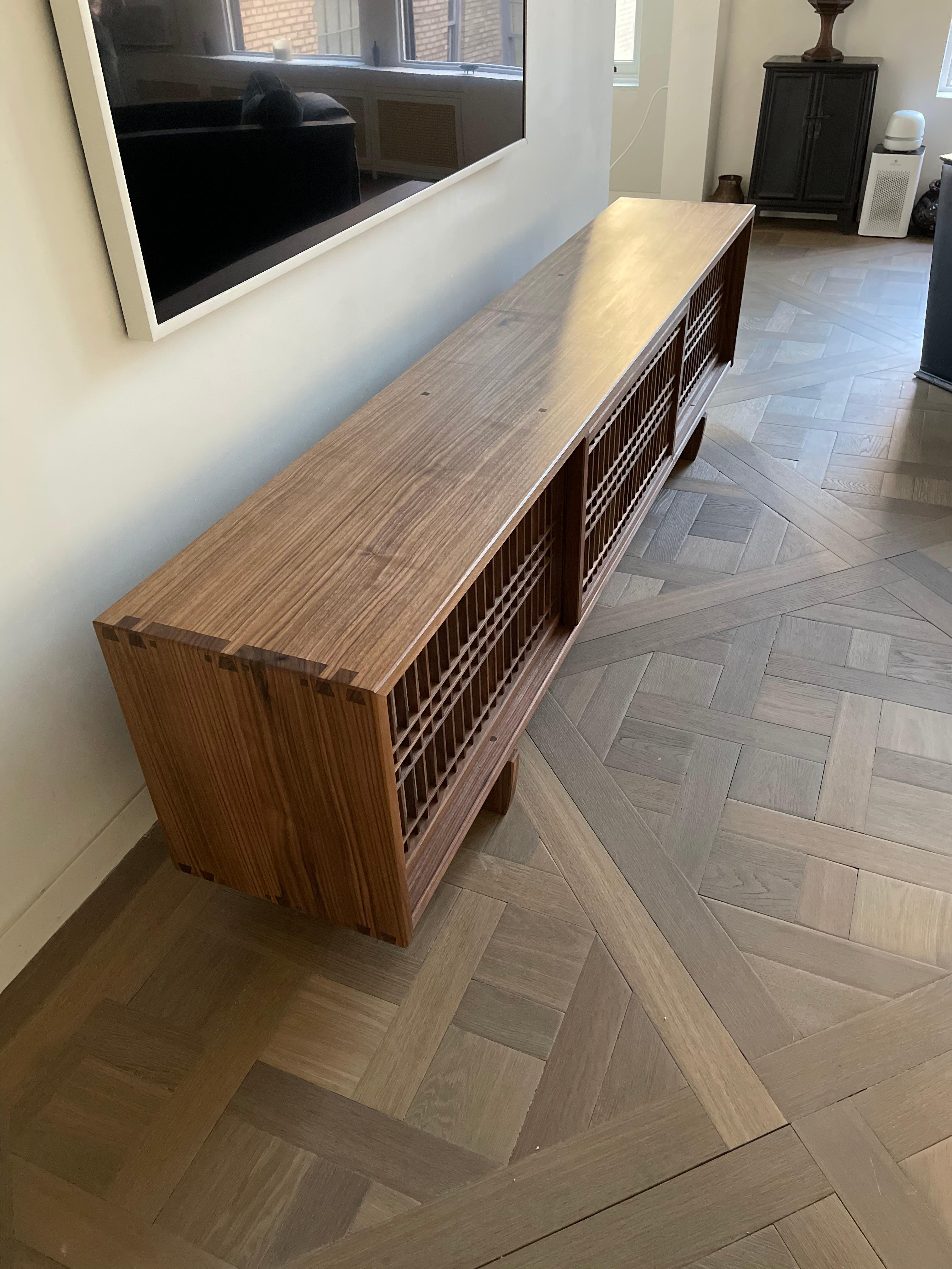 A olio Divisorio per la stanza con console multimediale in legno di noce e porte scorrevoli Shoji in vendita