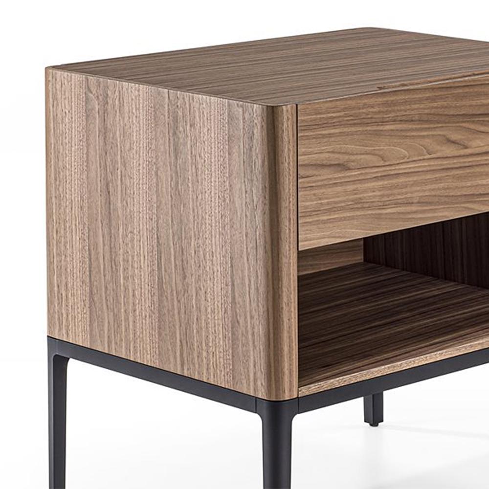 Table de nuit noyer tiroir moyen
avec aluminium laqué noir mat
base et avec une structure en noyer massif avec 1
tiroir.