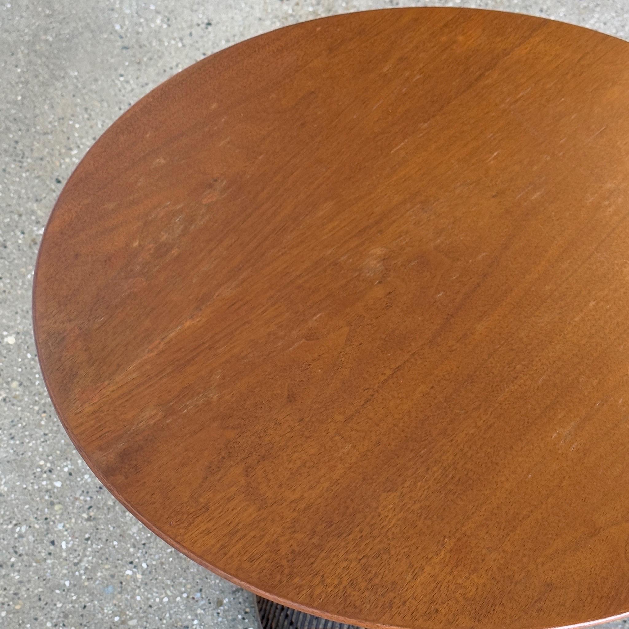 C. 1970s. USA. Plateau en noyer avec base en bronze


