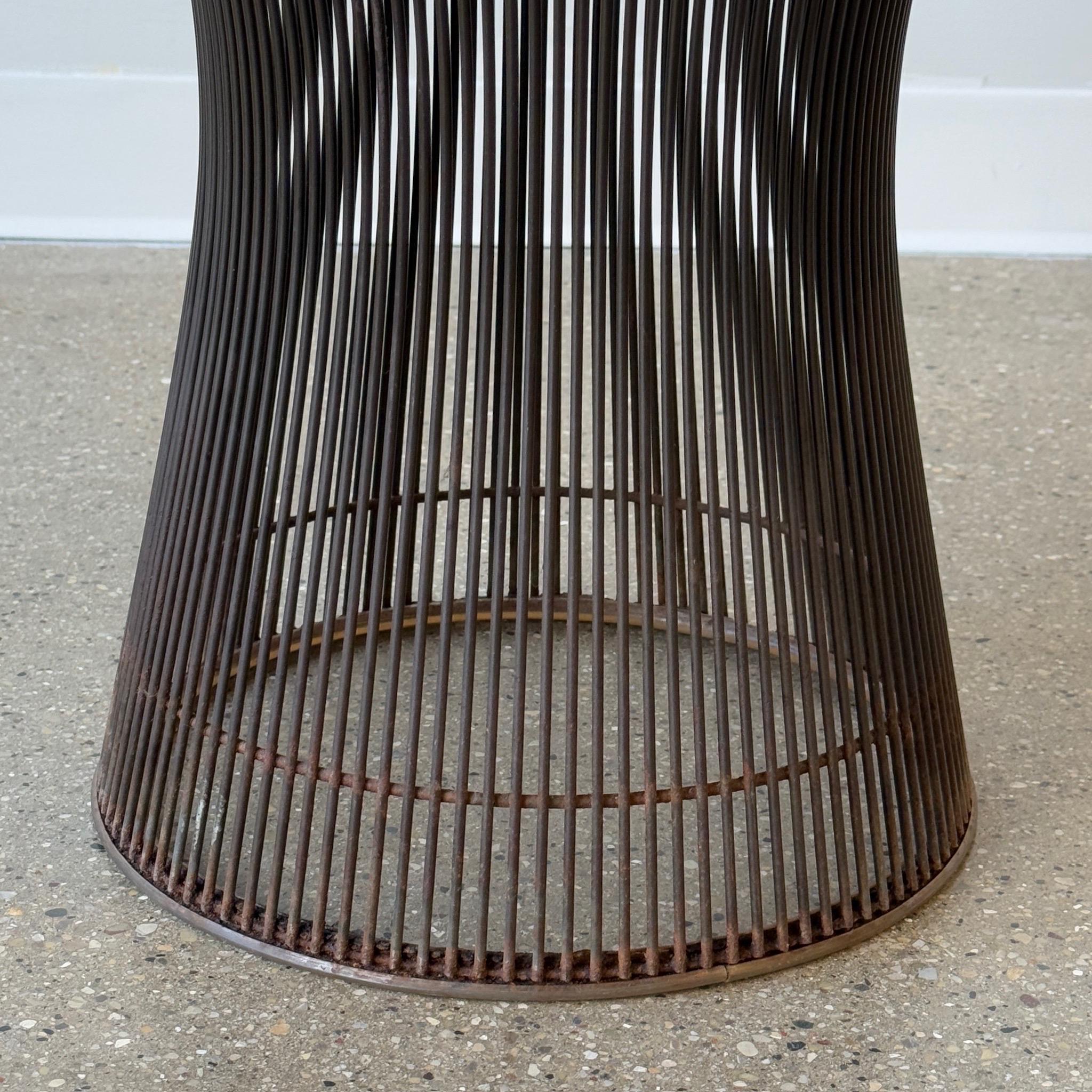 Table d'appoint en noyer et bronze métallique par Warren Platner Bon état - En vente à Chicago, IL