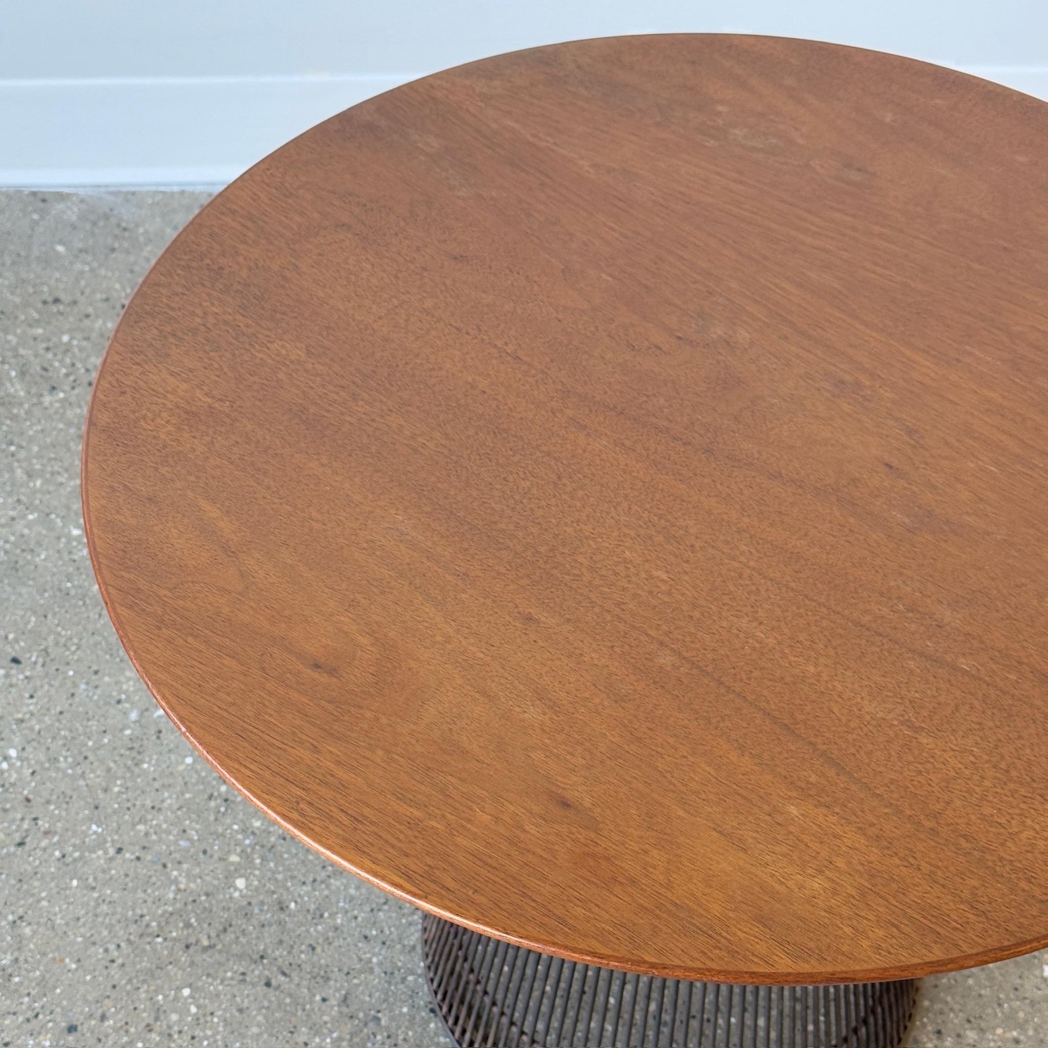 Fin du 20e siècle Table d'appoint en noyer et bronze métallique par Warren Platner en vente