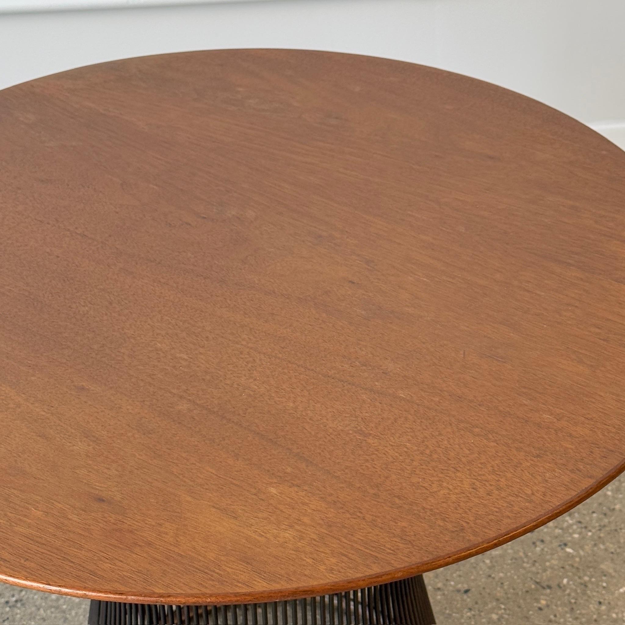 Bronze Table d'appoint en noyer et bronze métallique par Warren Platner en vente