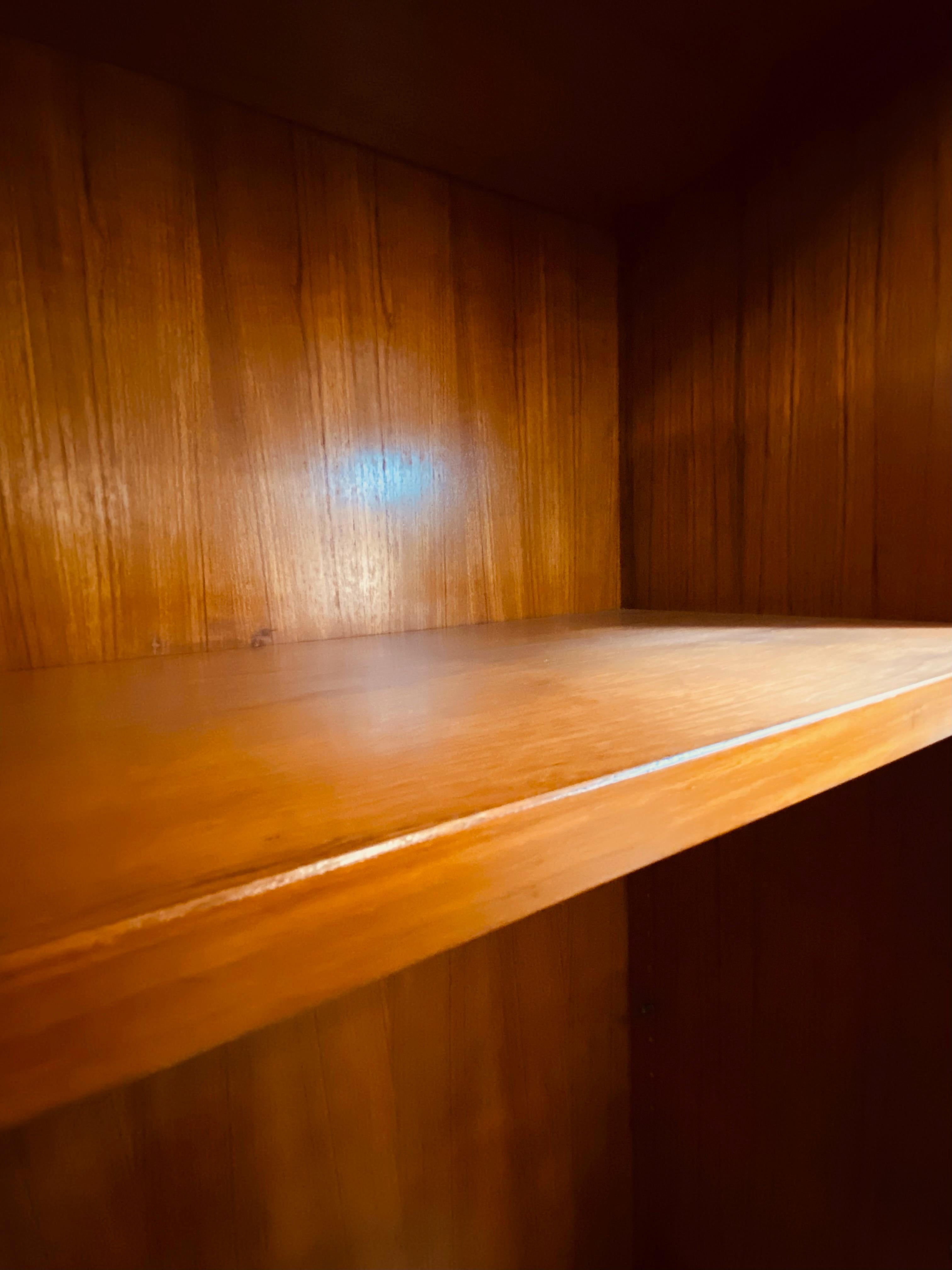 Nussbaum blond Mid-Century Bücherregal mit verstellbaren Regalböden (Moderne der Mitte des Jahrhunderts)