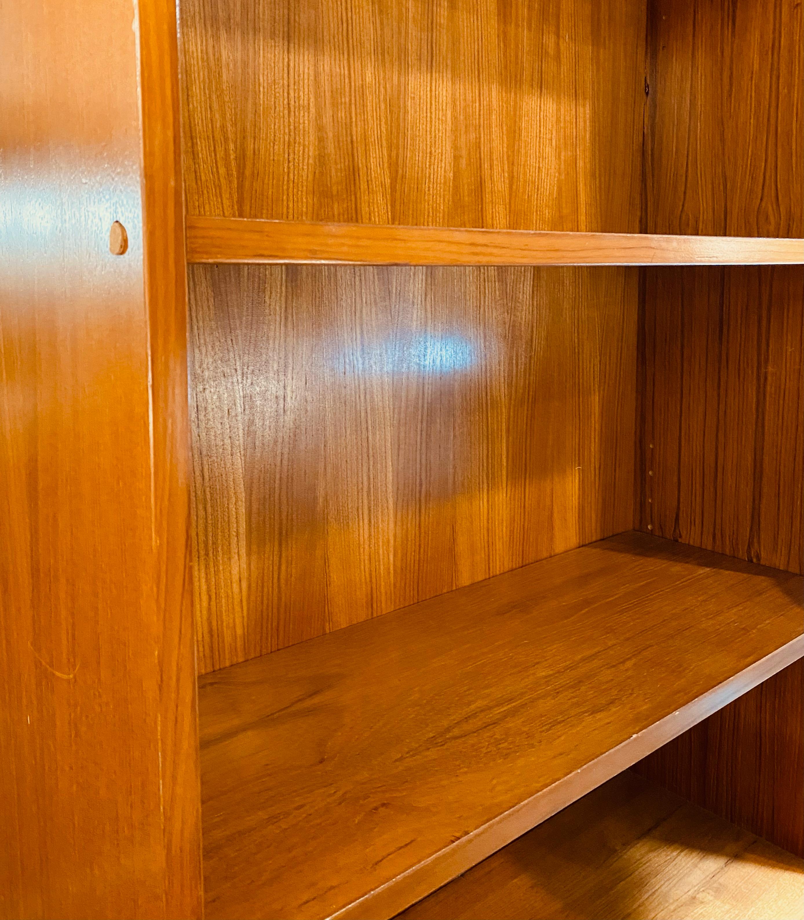 Nussbaum blond Mid-Century Bücherregal mit verstellbaren Regalböden (amerikanisch)