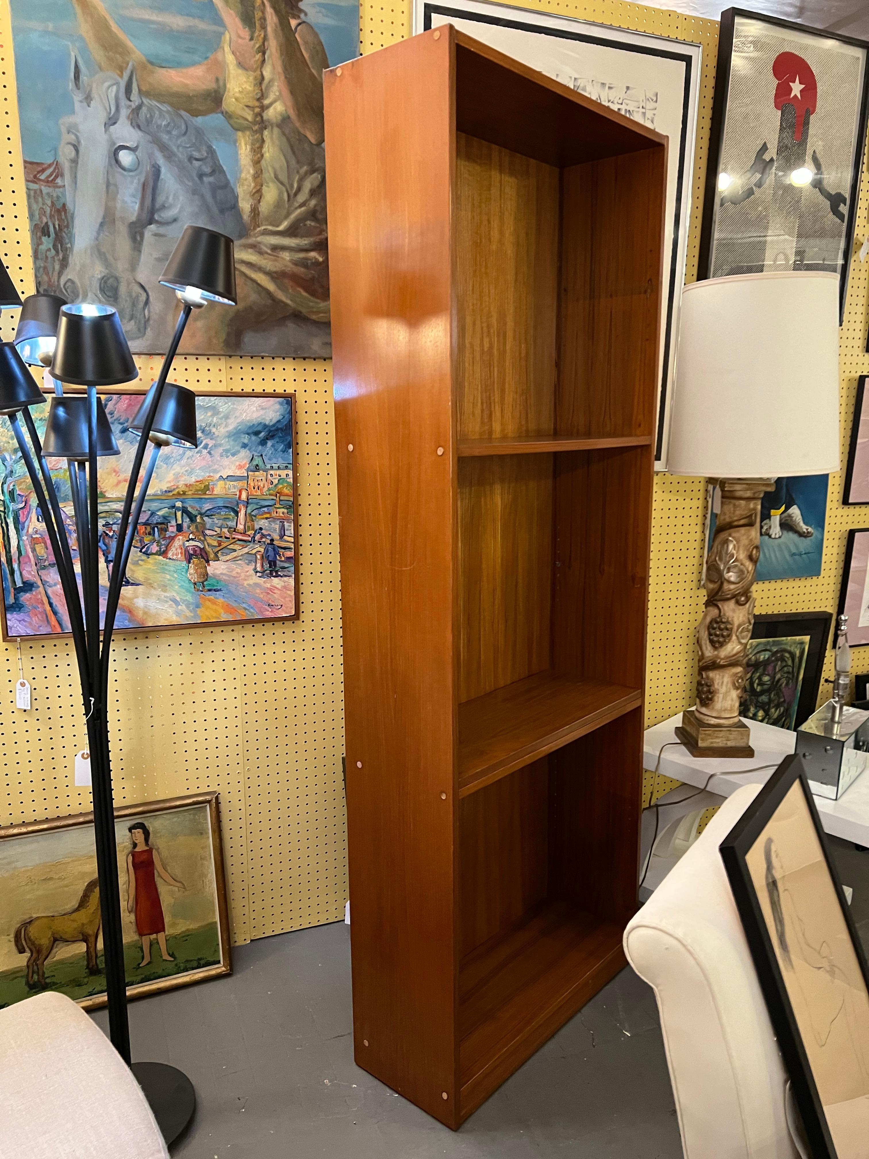 Nussbaum blond Mid-Century Bücherregal mit verstellbaren Regalböden (Furnier)