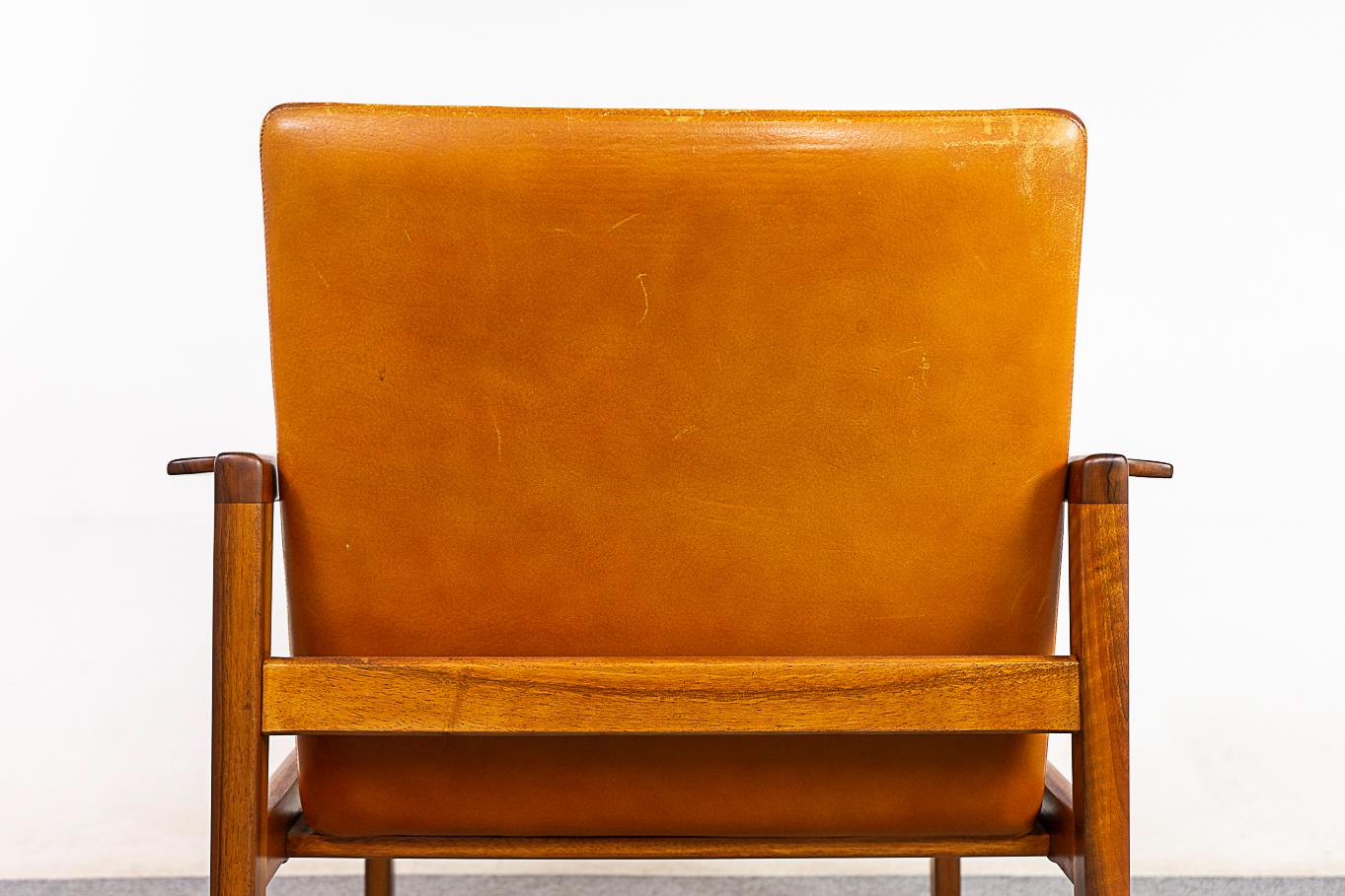 Walnut Mid-Century Lounge Chair 3
