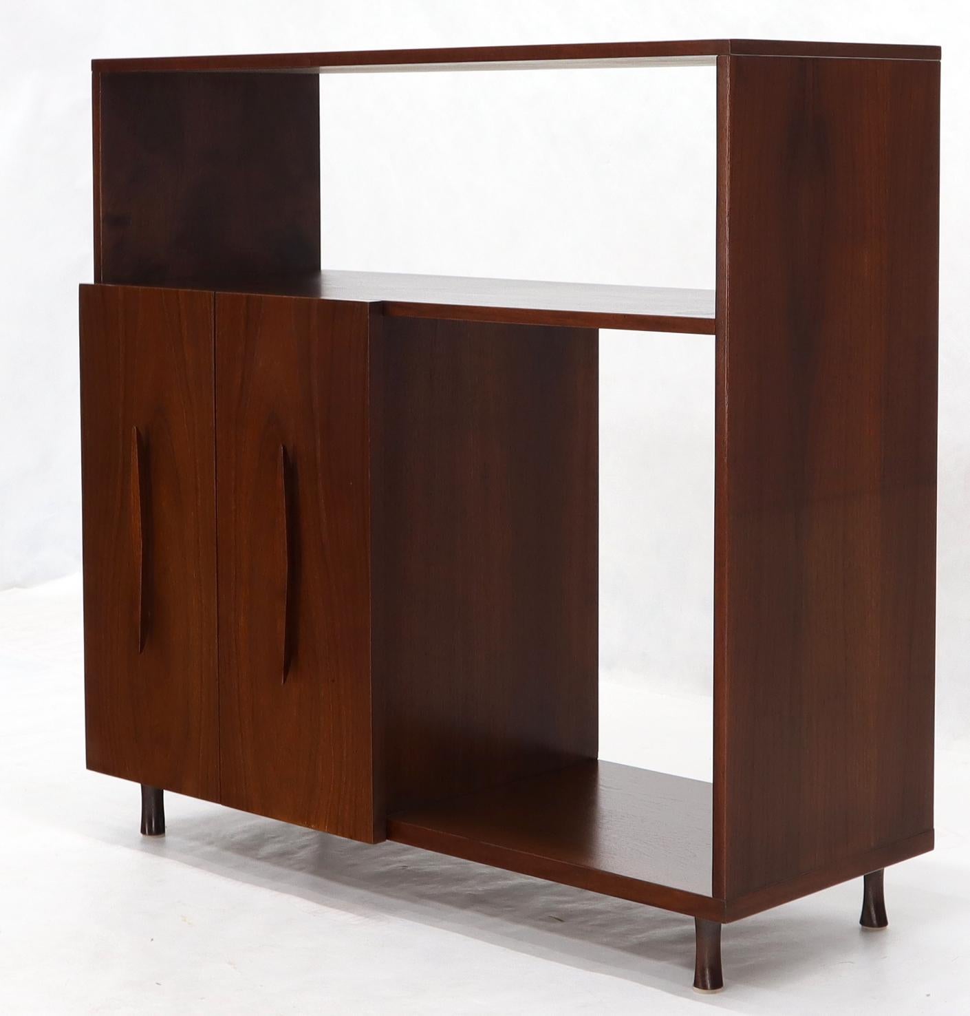 Americano Noce Mid-Century Modern Accordion Door Entry Cabinet Console Credenza in vendita