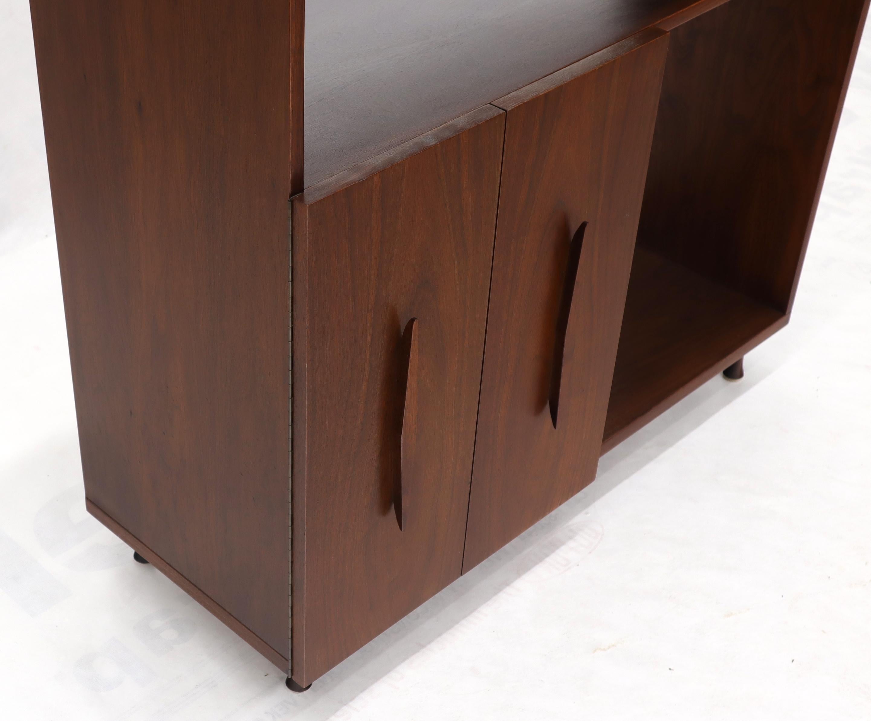 Walnut Mid-Century Modern Accordion Door Entry Hall Cabinet Console Credenza In Good Condition For Sale In Rockaway, NJ