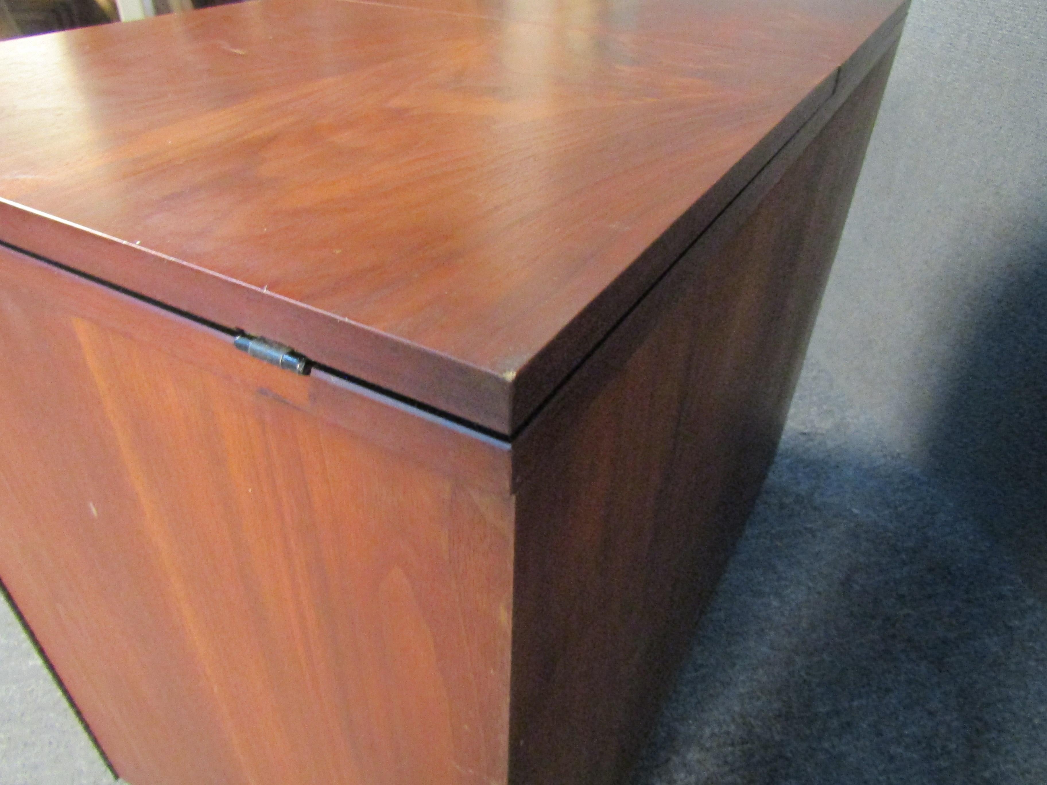 Walnut Mid-Century Modern Bar For Sale 11