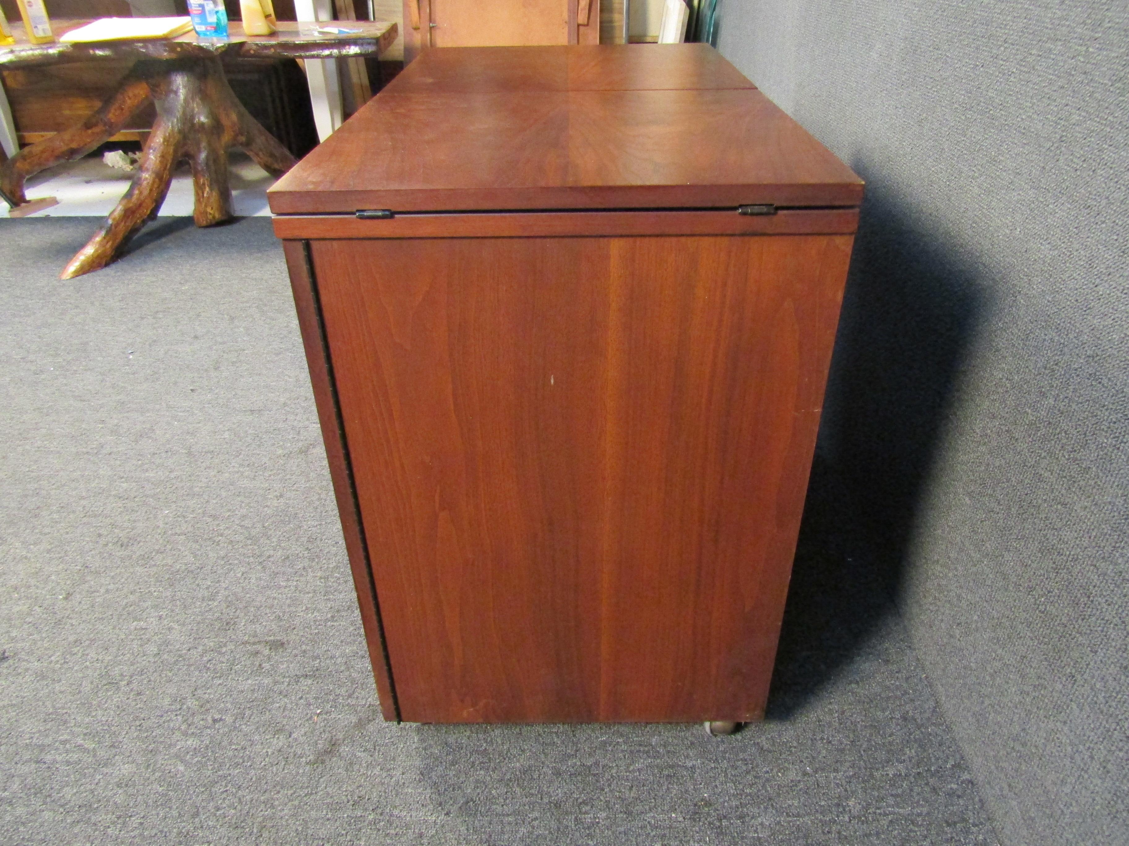 Walnut Mid-Century Modern Bar For Sale 1