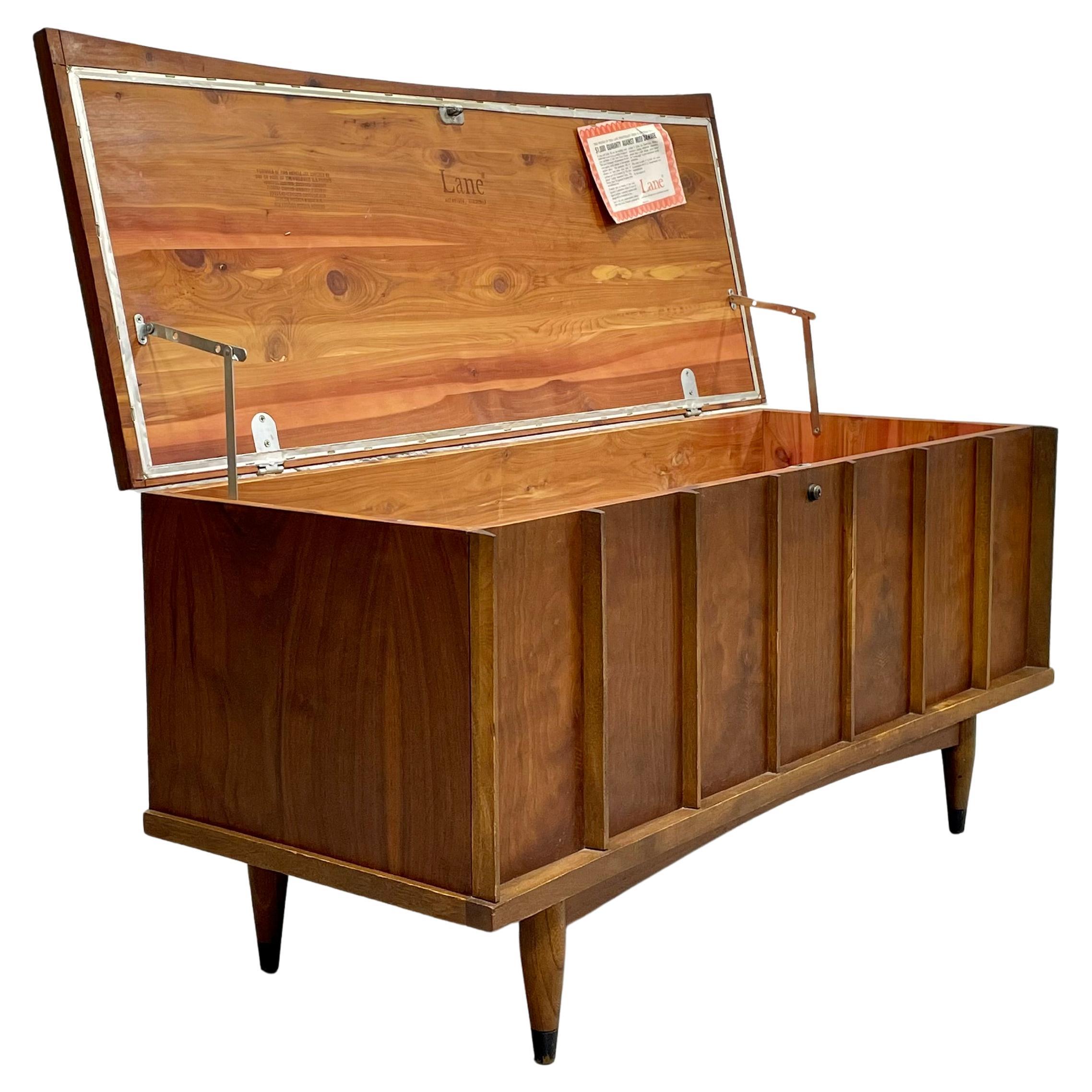 Cabinet / Panca in noce del Mid Century MODERN di Lane's, anni '60 ca.