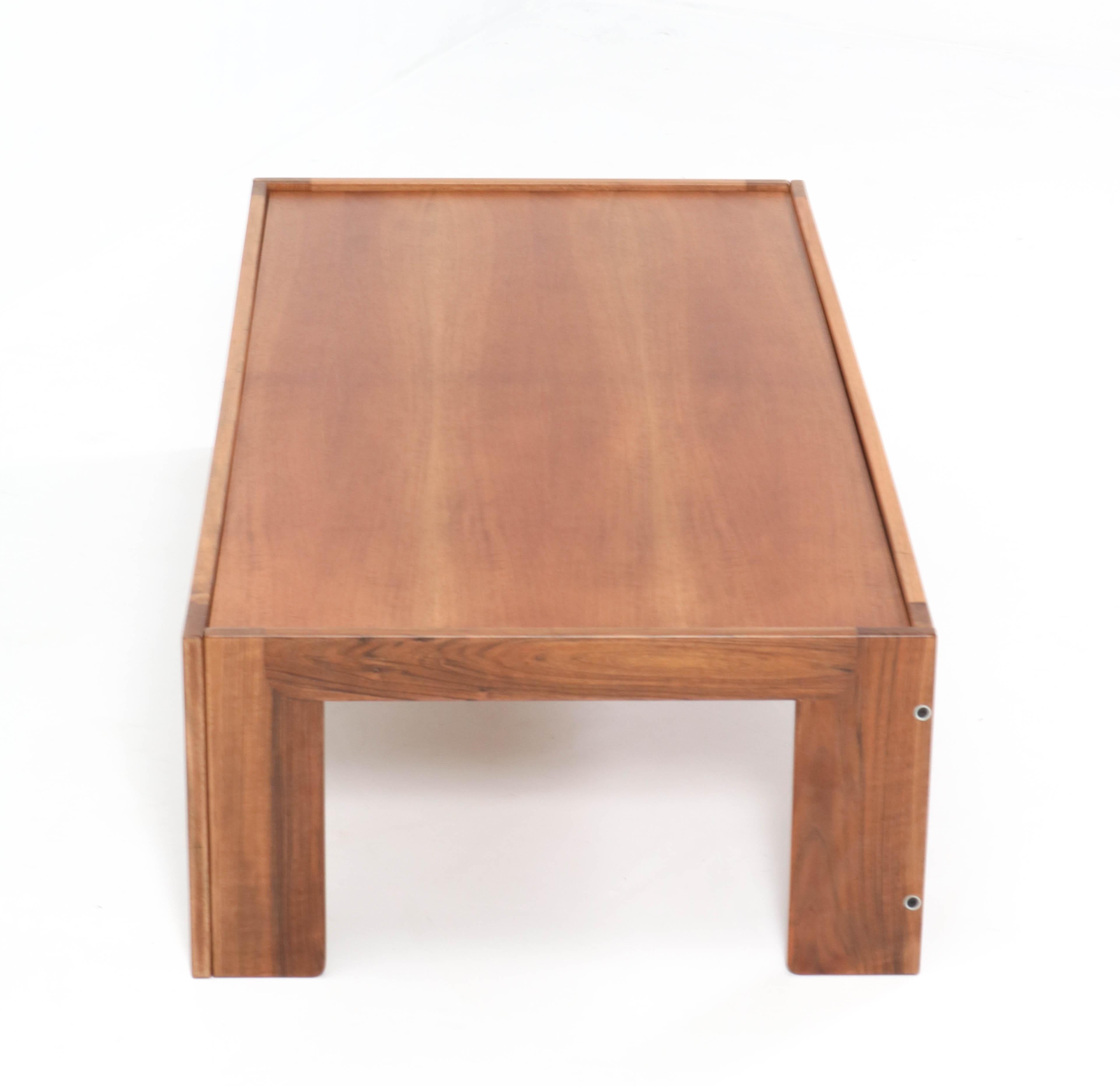 Walnut Mid-Century Modern Coffee Table by Afra & Tobia Scarpa for Cassina, 1960s In Good Condition In Amsterdam, NL