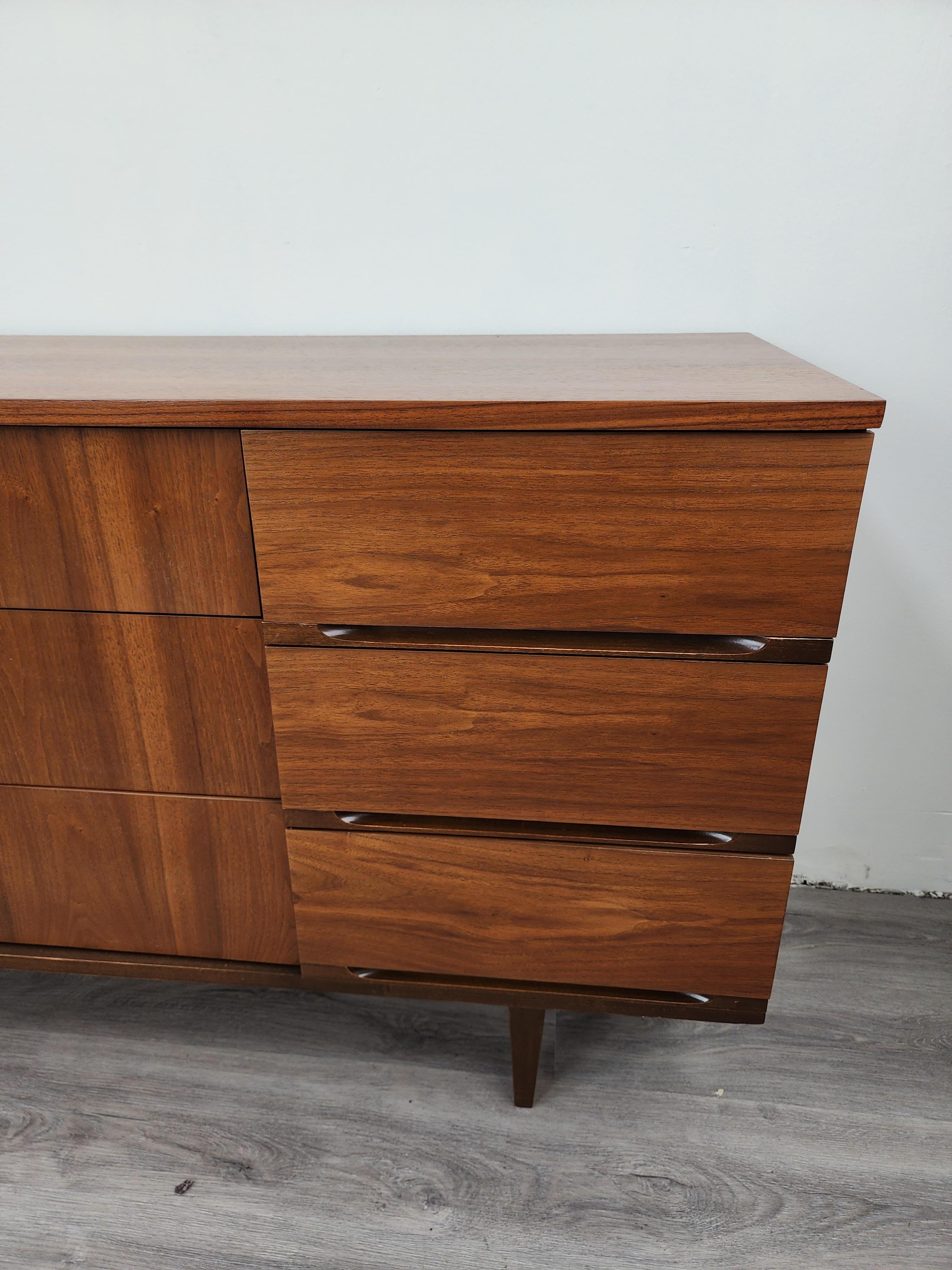 Walnut Mid-century Modern Dresser by Harmony House In Excellent Condition In Frederick, MD