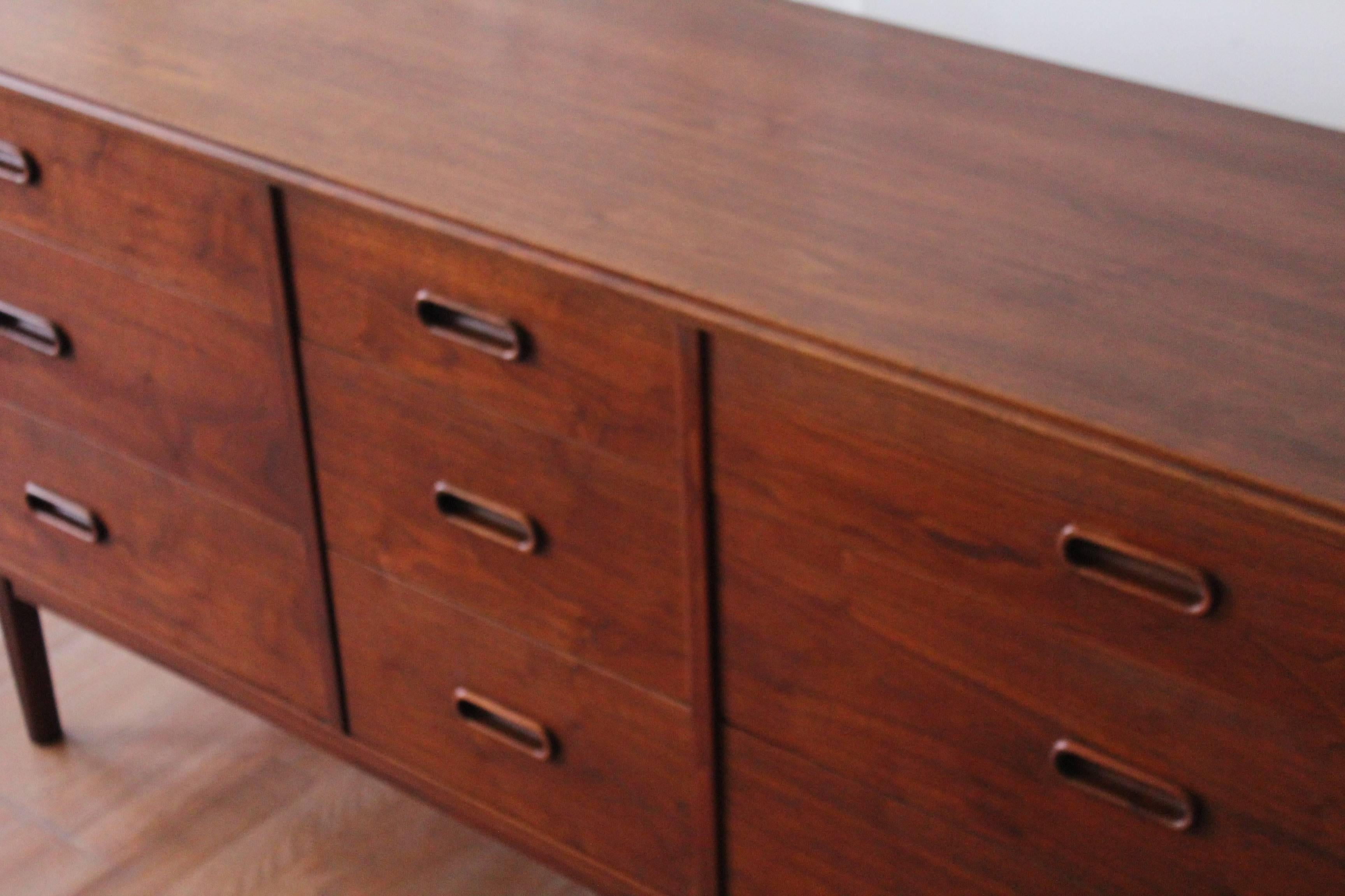 Walnut Mid-Century Modern Dresser by Jack Cartwright for Founders In Good Condition In Chicago, IL