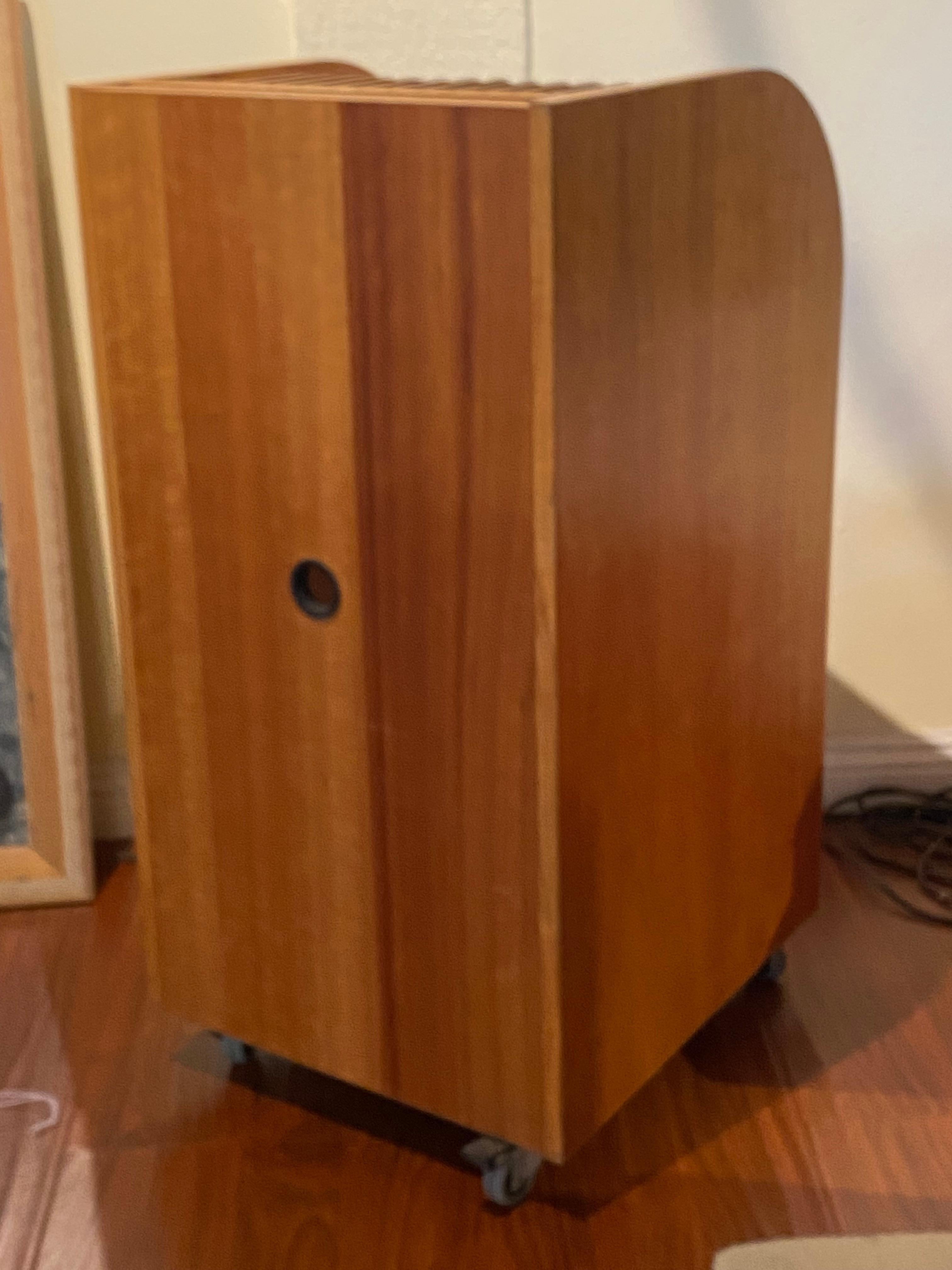 Moderno Archivio moderno di metà secolo in legno di noce con divisori e portaoggetti in vendita