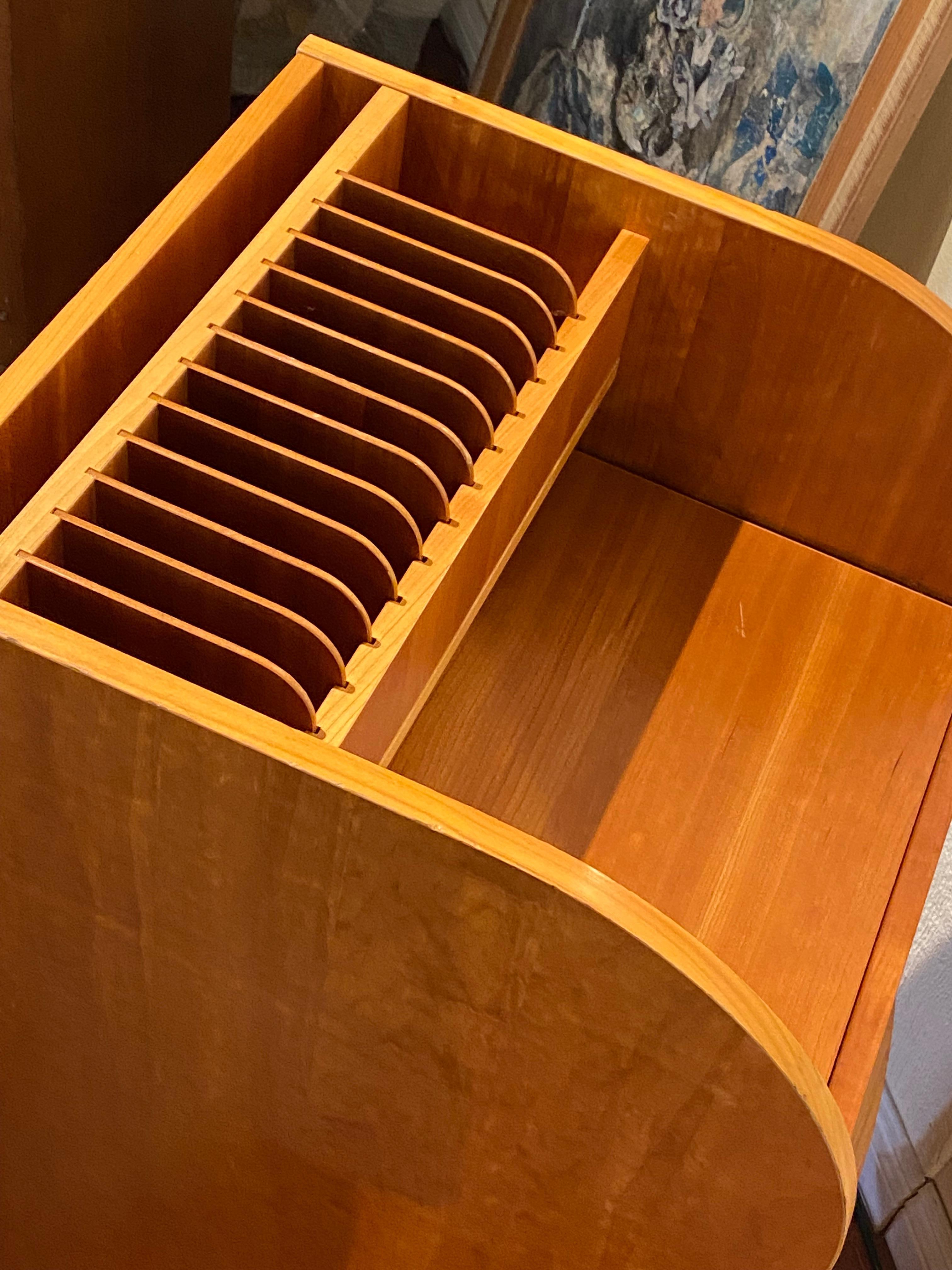 Americano Archivio moderno di metà secolo in legno di noce con divisori e portaoggetti in vendita