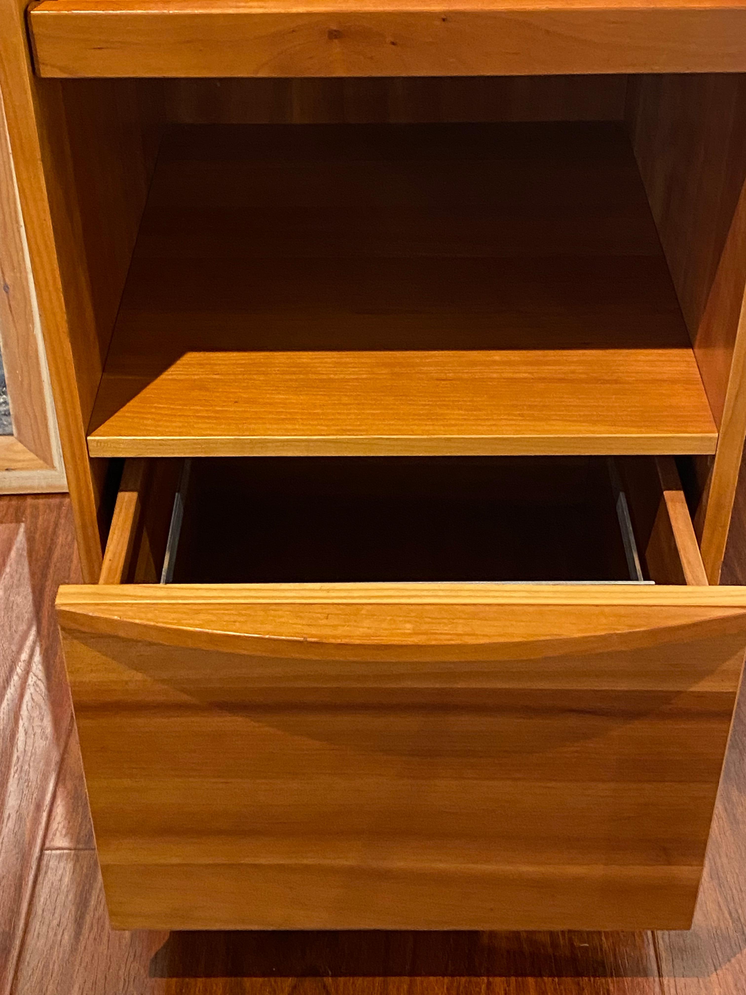 XX secolo Archivio moderno di metà secolo in legno di noce con divisori e portaoggetti in vendita