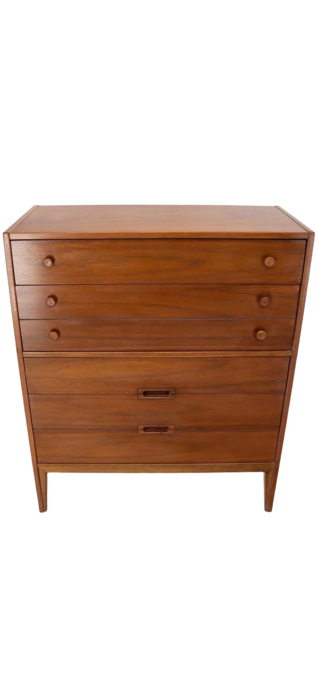 Walnut Mid-Century Modern Five Drawers Dresser Cabinet In Good Condition For Sale In Seattle, WA