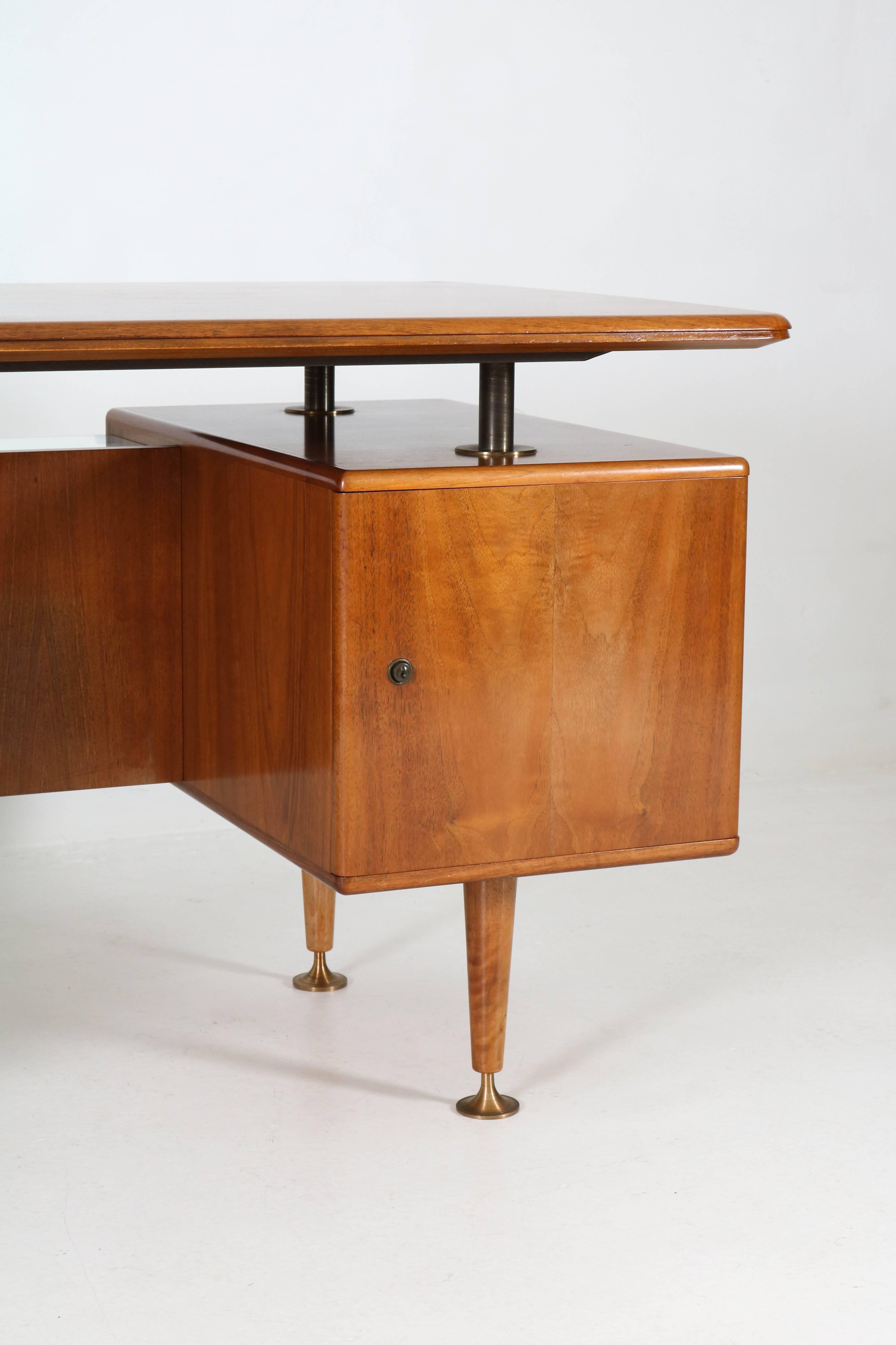 Walnut Mid-Century Modern Floating Top Desk by A.A.Patijn for Poly-Z, 1960s In Good Condition In Amsterdam, NL