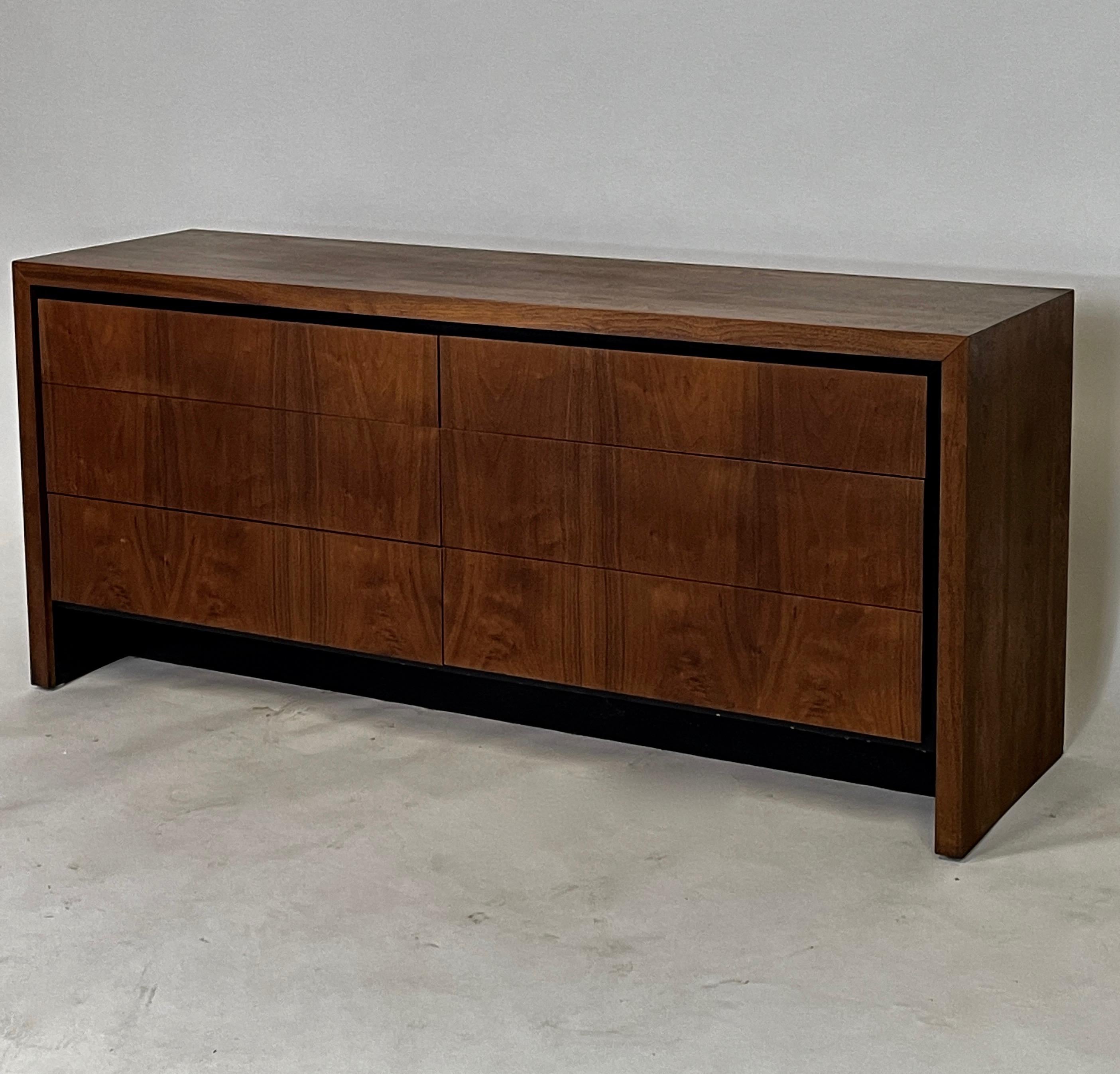 Handsome Mid-Century Modern nine-drawer walnut dresser designed by Merton L. Gershun for Dillingham Furniture. This piece is part of the Espirit line. Very good original finish with matched grain on the drawers. Subtle black trim on the base gives