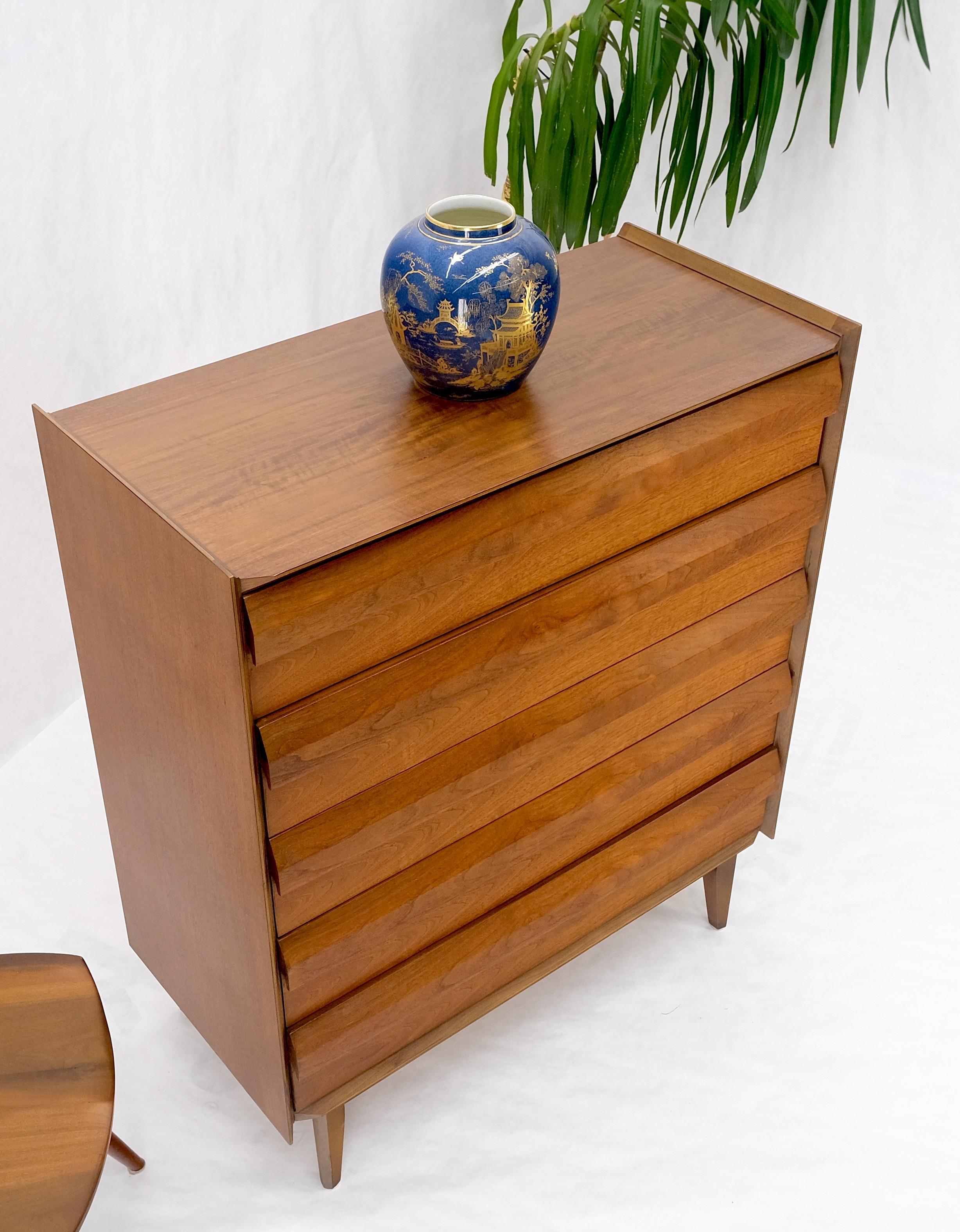 Comò scultoreo a 5 cassetti in legno di noce del Mid-Century Modern, nuovo di zecca!