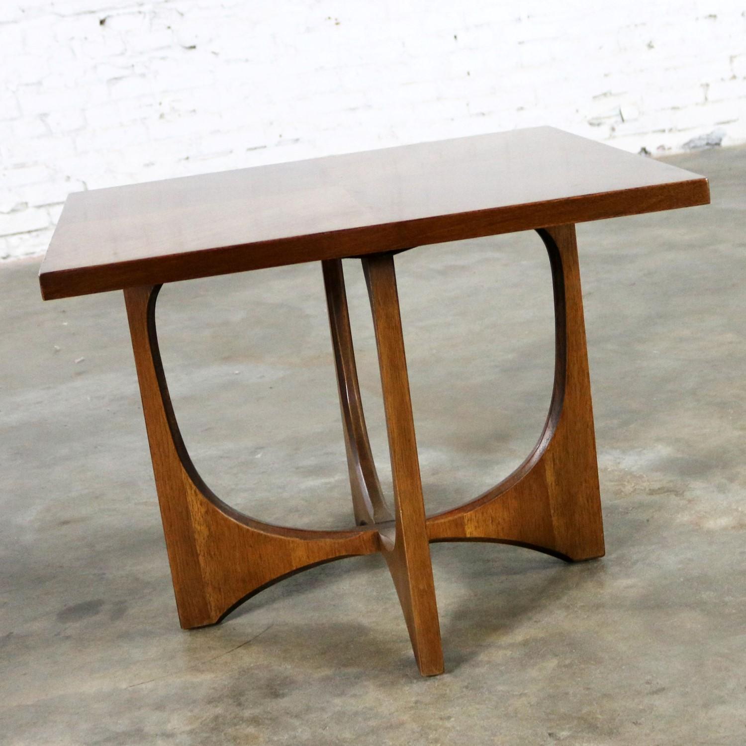 Mid-Century Modern Walnut Mid Century Modern Square Side Table Lamp Table 6150-05 Broyhill Brasilia