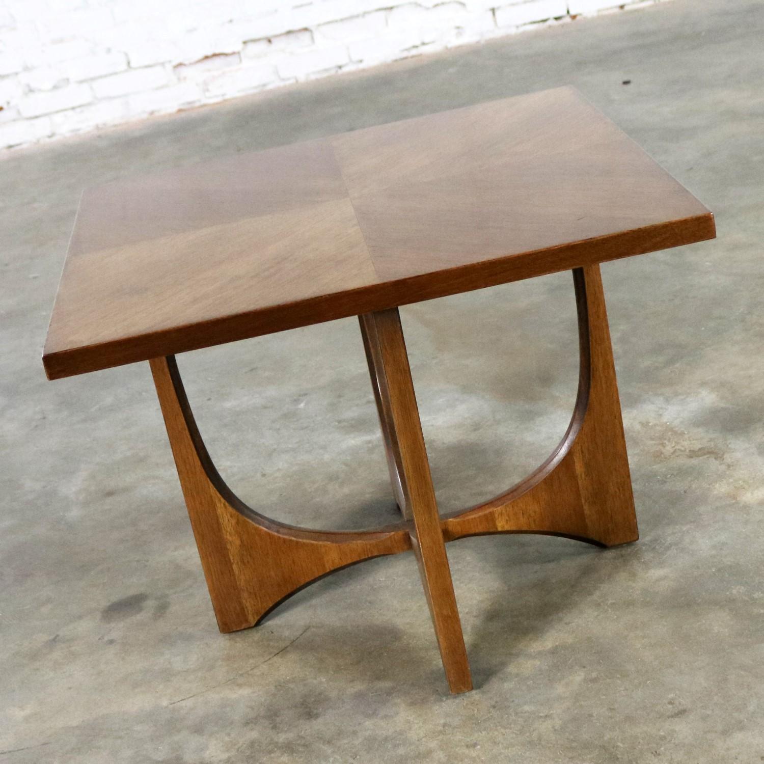 20th Century Walnut Mid Century Modern Square Side Table Lamp Table 6150-05 Broyhill Brasilia