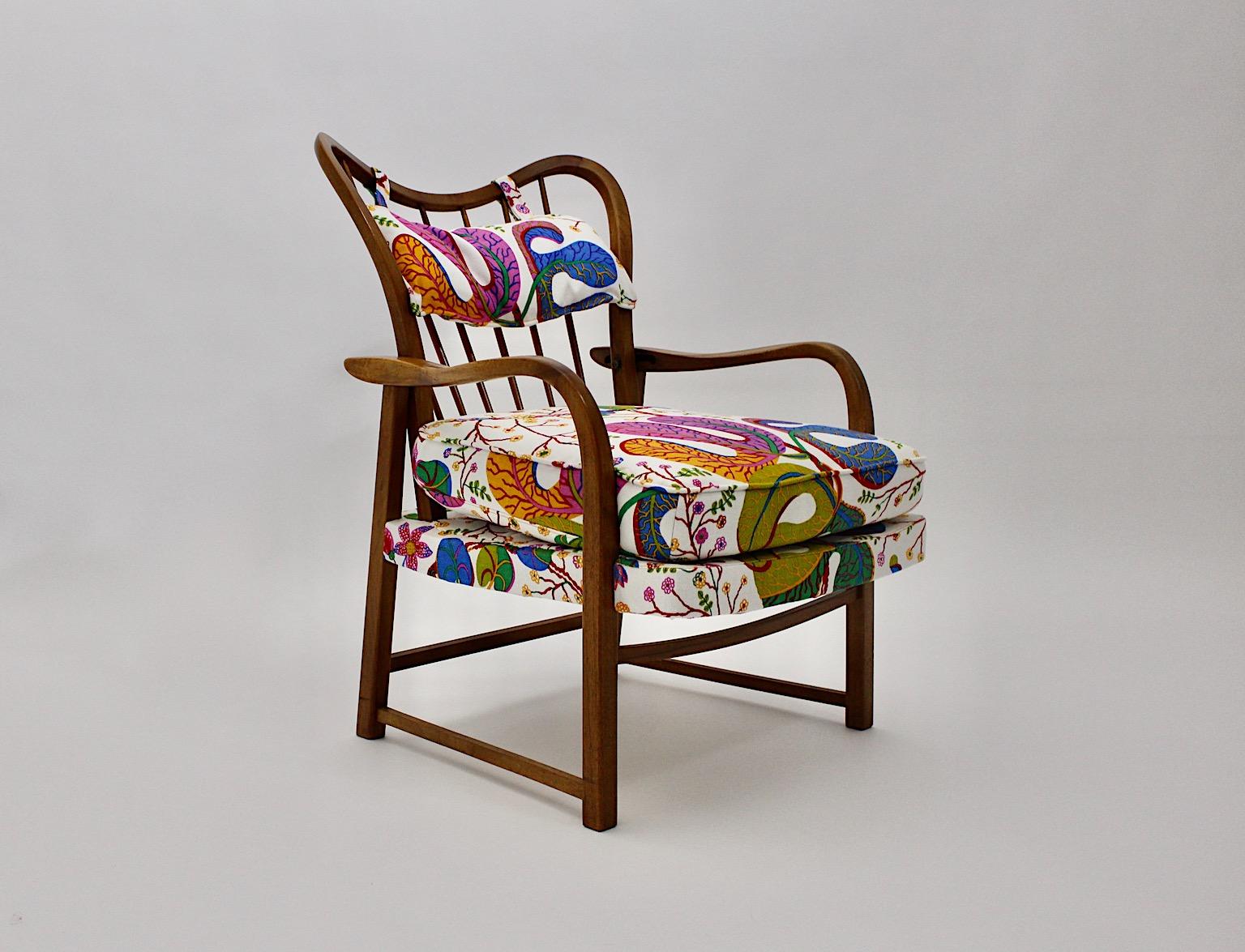 Sillón o butaca vintage de mediados de siglo atribuido a Oswald Härdtl, Viena, 1950.
Una hermosa tumbona independiente de nogal atribuida a los diseños de Oswald Härdtl, que muestra una sólida construcción de madera de nogal en un cálido tono marrón