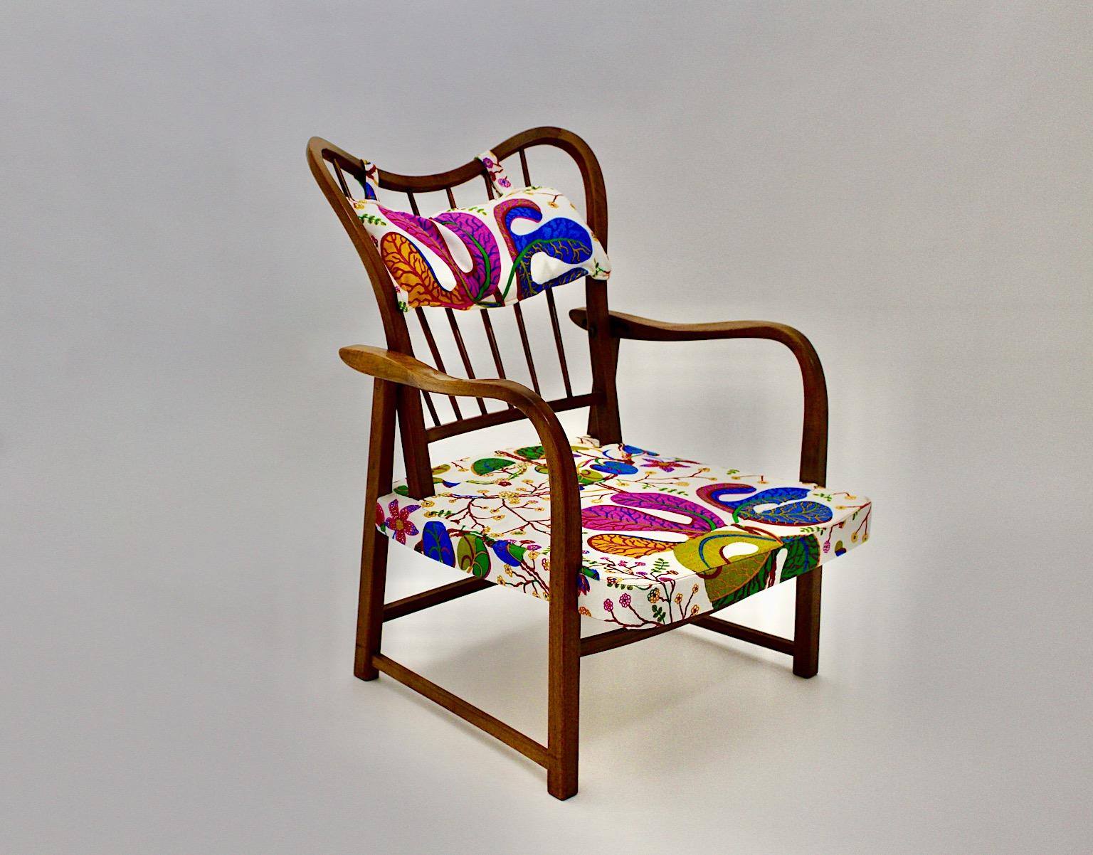 Nogal Silla de salón vintage moderna de mediados de siglo Josef Frank Tela Oswald Härdtl Moderno de mediados de siglo en venta