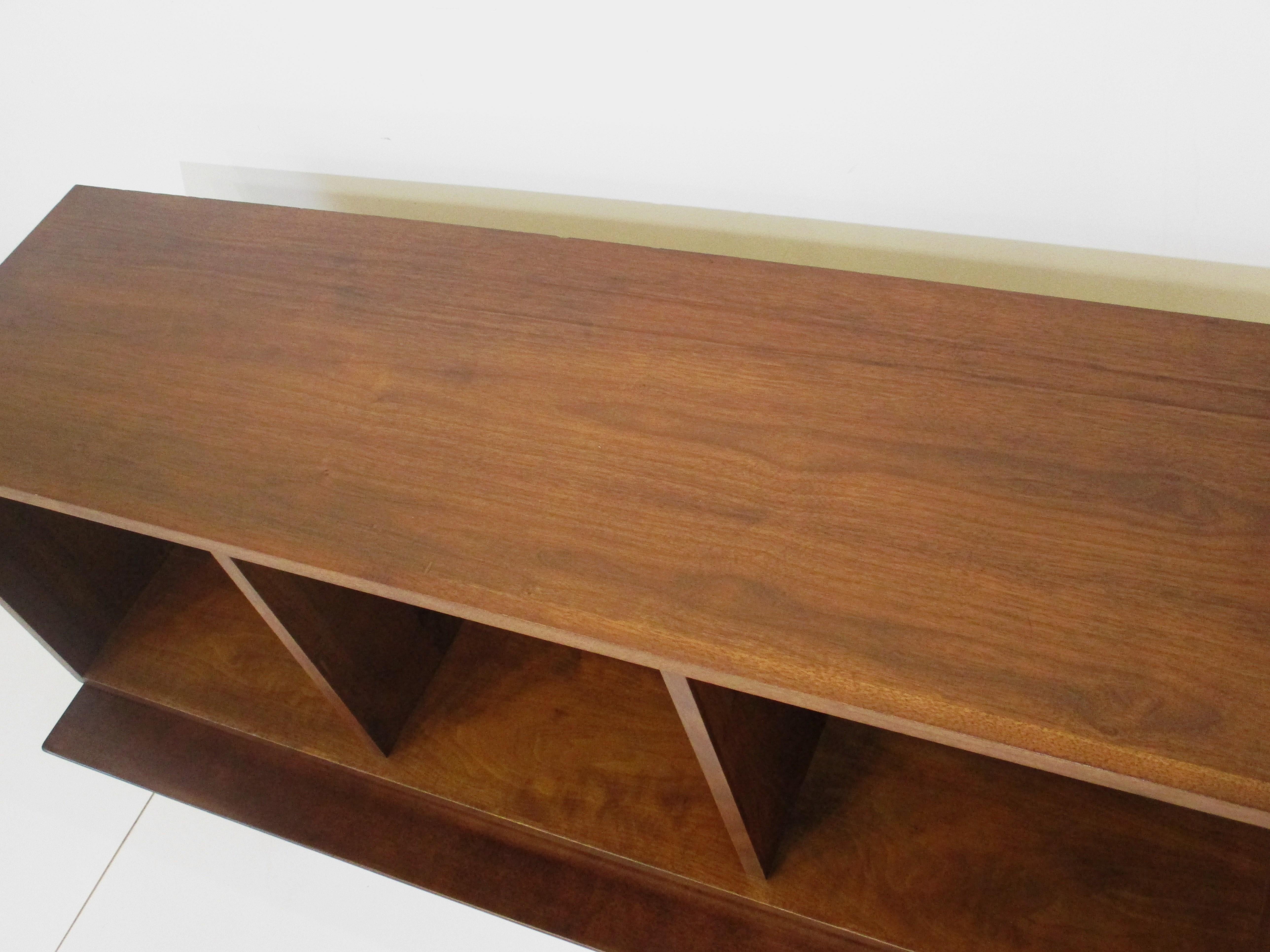 Walnut Midcentury Stereo / Record Cabinet in the Style of McCobb In Good Condition In Cincinnati, OH