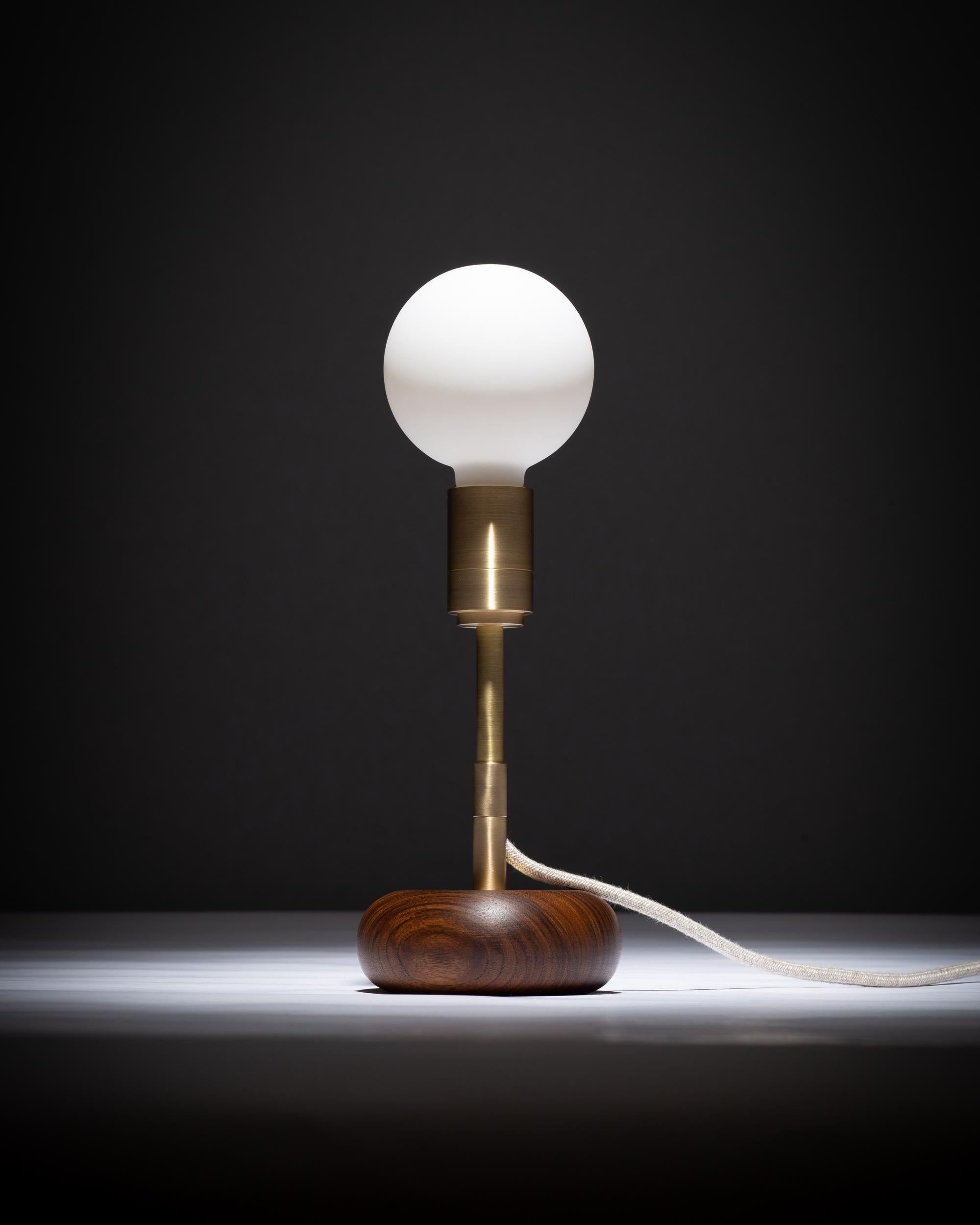 Lampe de table à sphère en forme de mini galet en noyer par Lights of London en vente 2