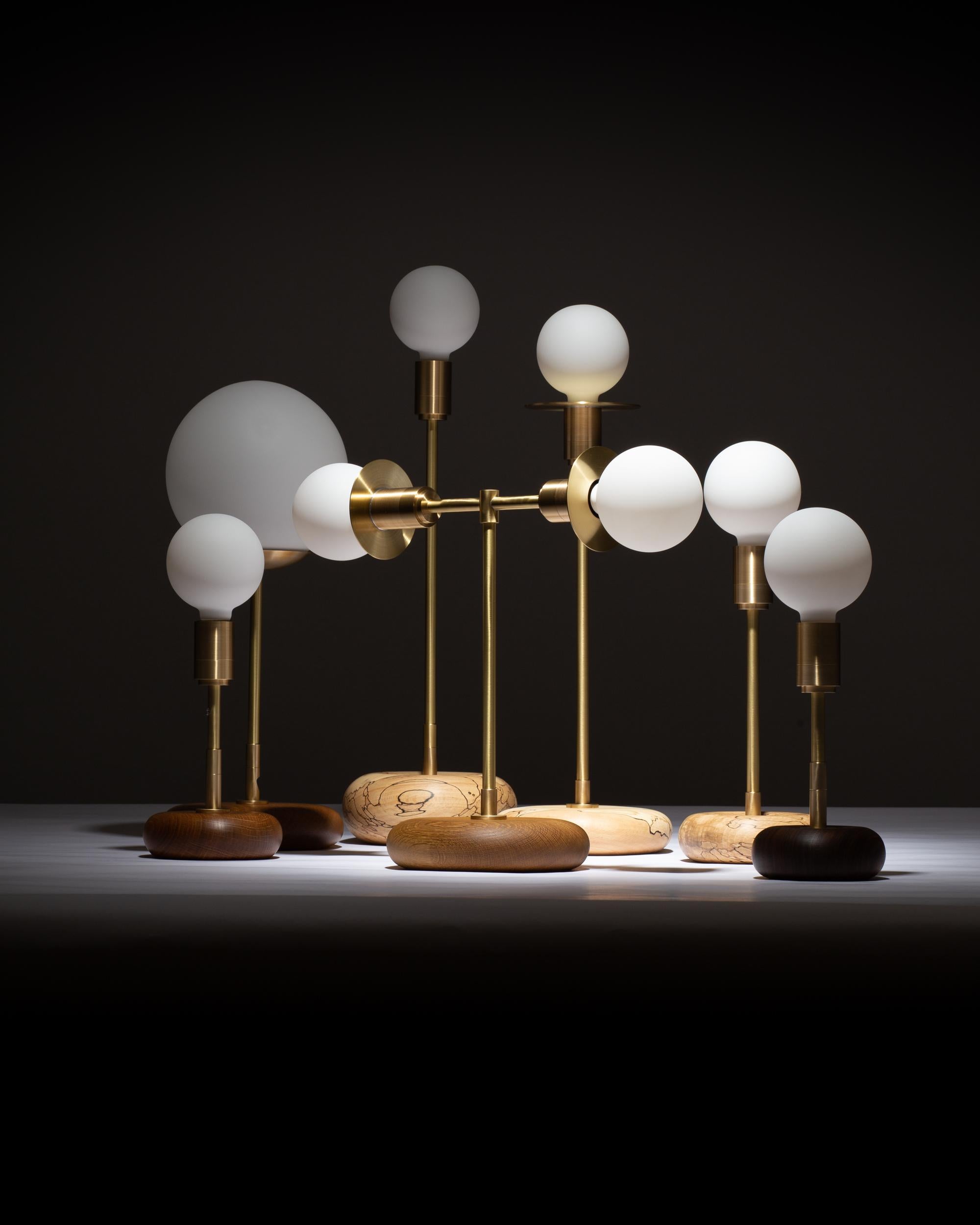 Lampe de table à sphère en forme de mini galet en noyer par Lights of London en vente 4