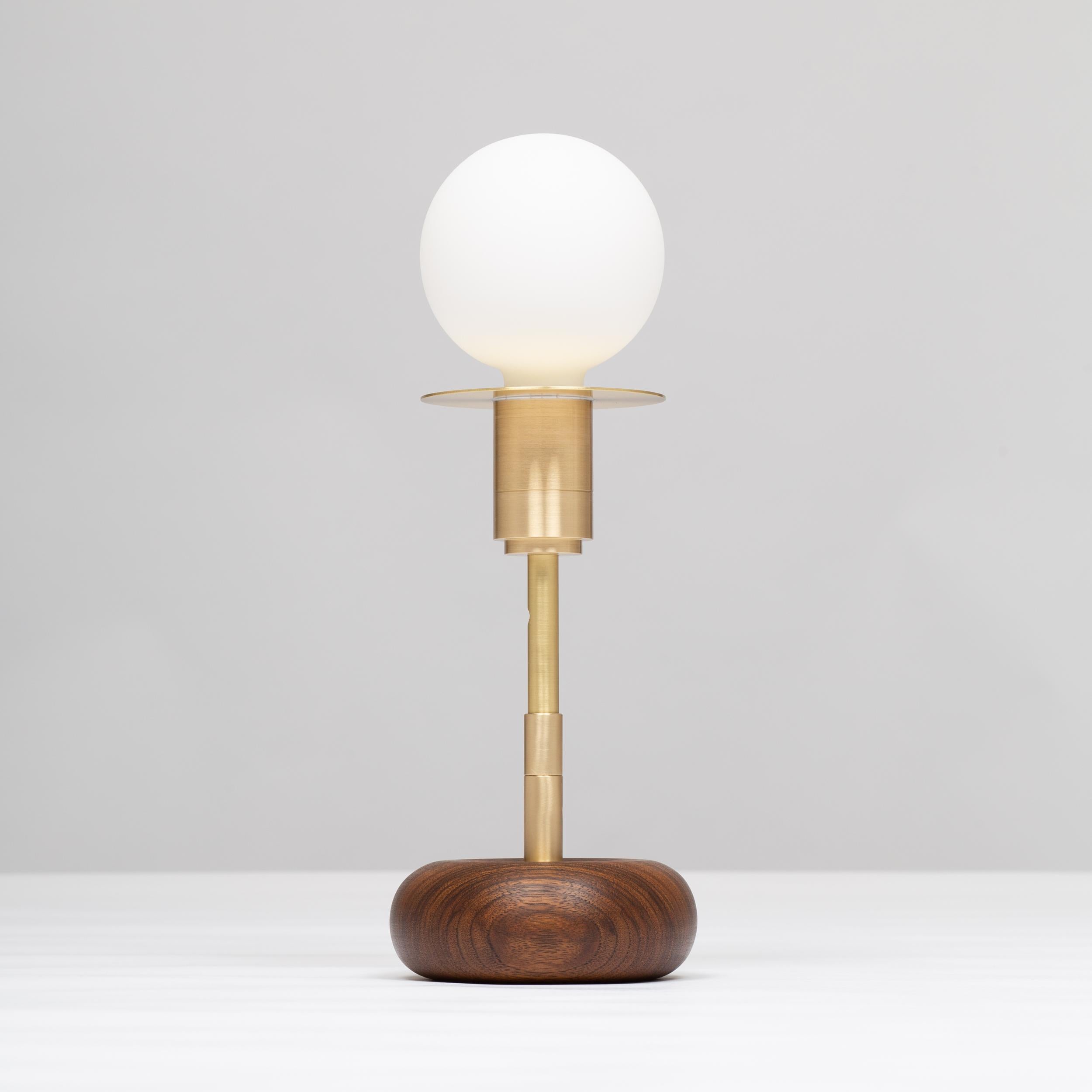 Lampe de table à sphère en forme de mini galet en noyer par Lights of London en vente 5