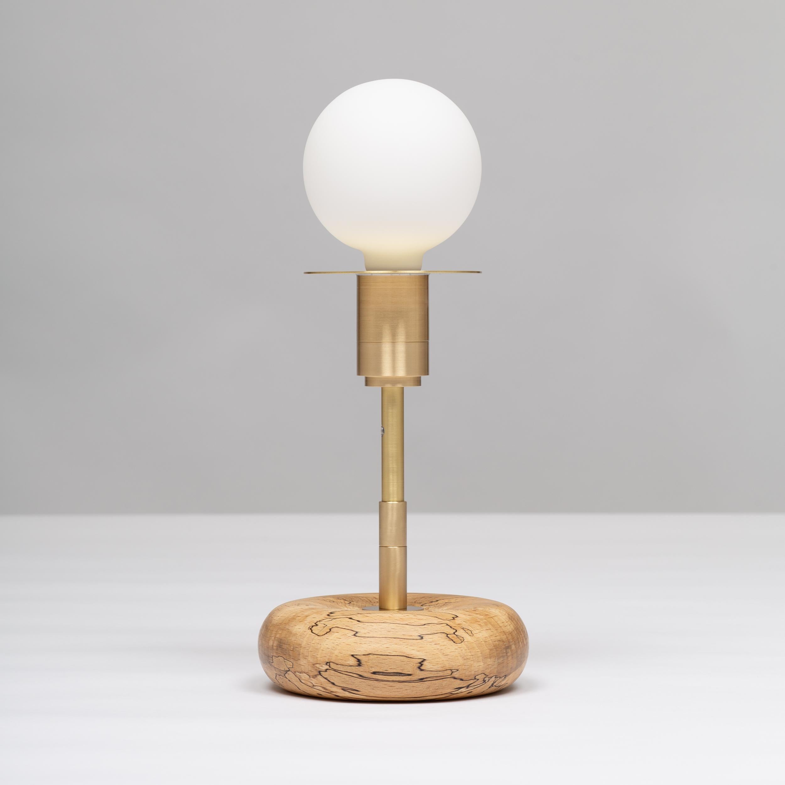 Lampe de table à sphère en forme de mini galet en noyer par Lights of London en vente 6