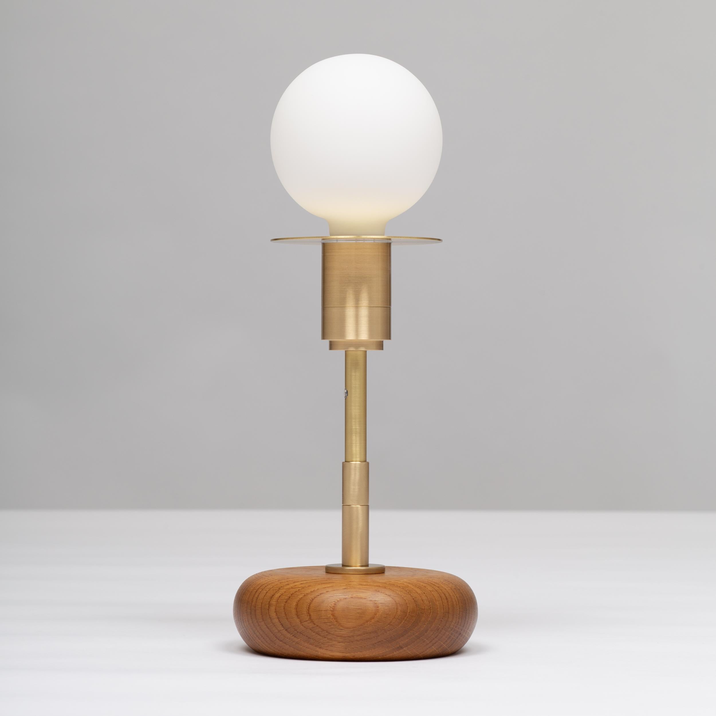 Lampe de table à sphère en forme de mini galet en noyer par Lights of London en vente 8