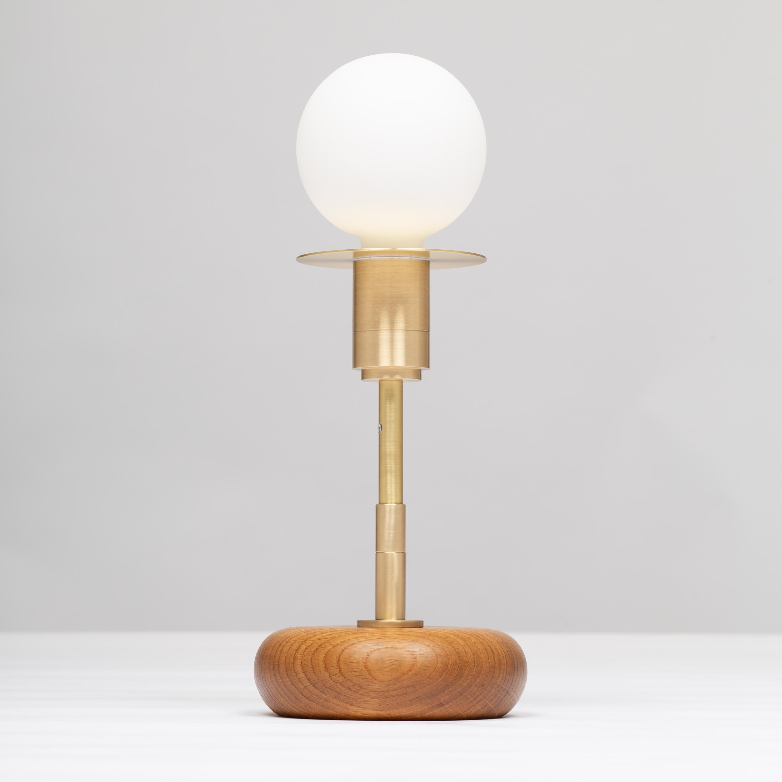 Lampe de table à sphère en forme de mini galet en noyer par Lights of London en vente 9