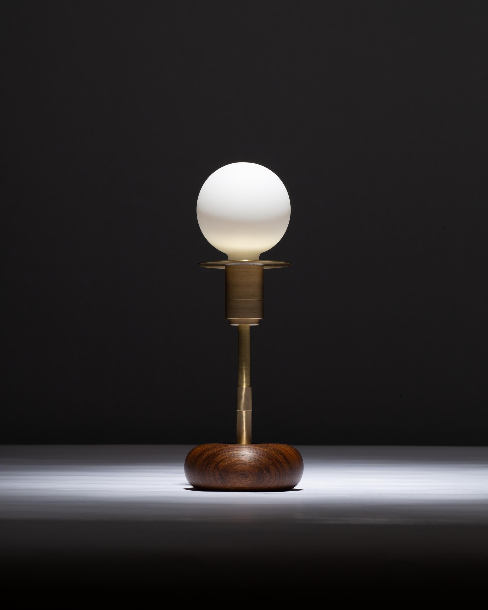 Moderne Lampe de table à sphère en forme de mini galet en noyer par Lights of London en vente