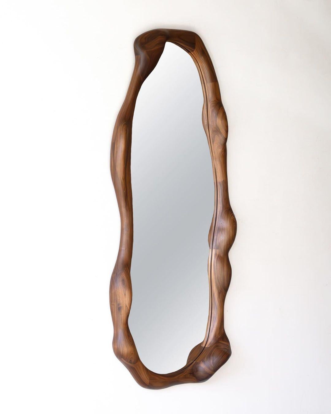 Specchio in noce di Alexander Knysch
Dimensioni: L 70 x H 170 cm.
Materiali: Noce.

Alexander è nato in Kazakistan nel 1990 e si è trasferito in Germania all'età di 4 anni, dove è cresciuto vicino a Stoccarda con i suoi genitori e due fratelli.