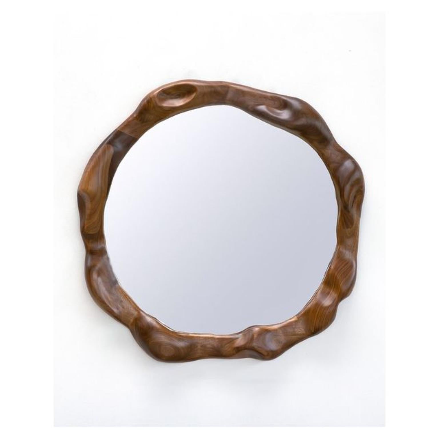 Specchio in noce di Alexander Knysch
Dimensioni: L 115 x H 115 cm.
Materiali: Noce.

Alexander è nato in Kazakistan nel 1990 e si è trasferito in Germania all'età di 4 anni, dove è cresciuto vicino a Stoccarda con i suoi genitori e due fratelli.