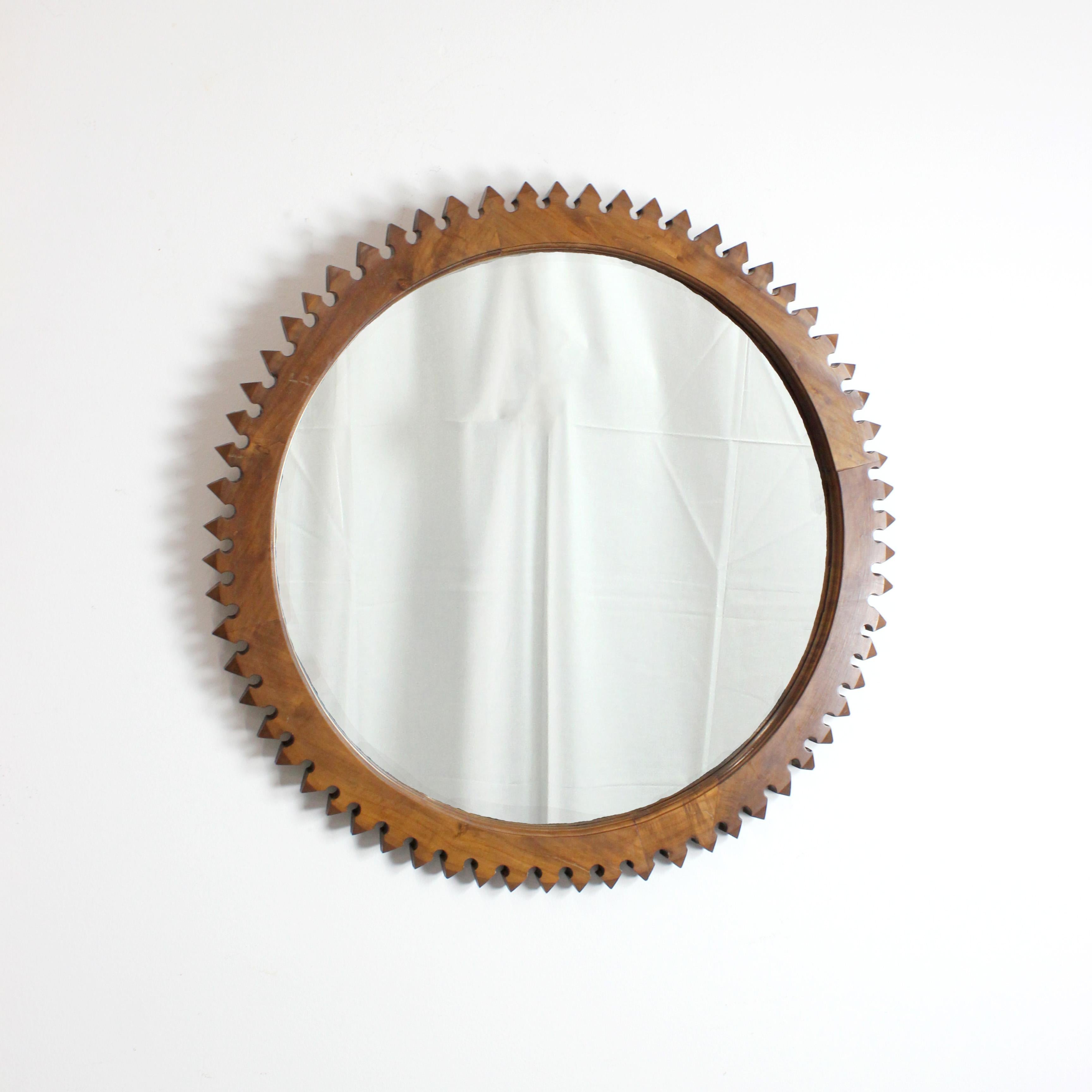 Walnut mirror with prismatic melon profile - Att. George Nelson / Arthur Umanoff - c. 1965 - USA

Dimensions: 75 Ø x 3 cm