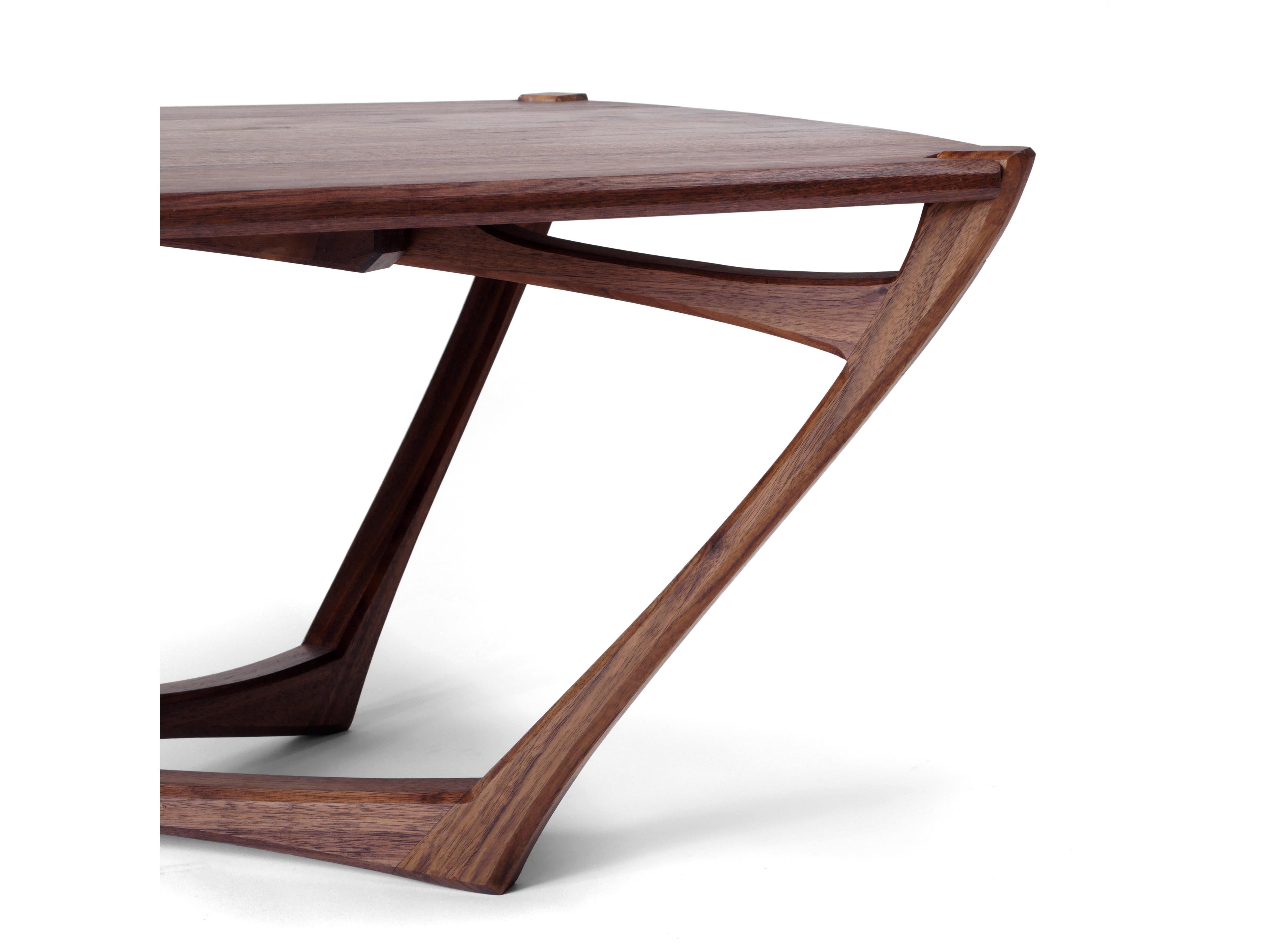 La table basse Mistral est ludique et pleine de vie avec une forme fluide et une construction riche en détails. Il est fabriqué en bois dur massif de noyer noir et construit avec des menuiseries apparentes qui ont été soigneusement conçues pour la