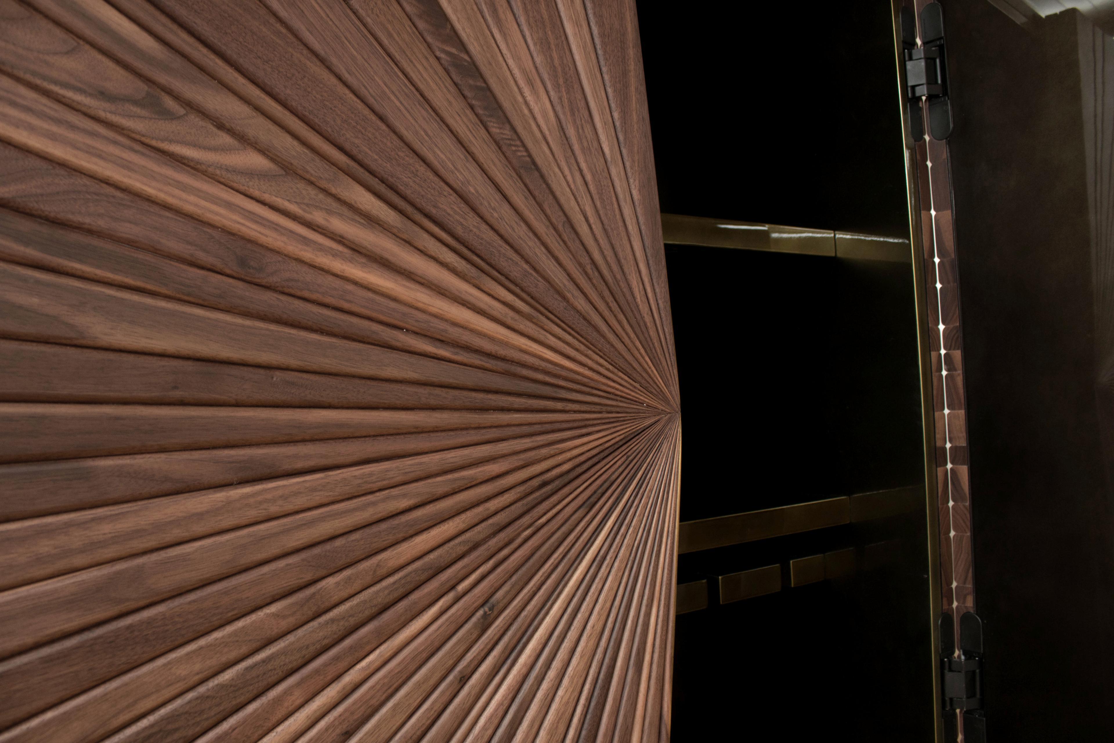 Moderner Schrank aus Nussbaumholz, glänzendes Interieur, handgefertigt, einzigartige Holzarbeit im Zustand „Neu“ im Angebot in Paris, FR