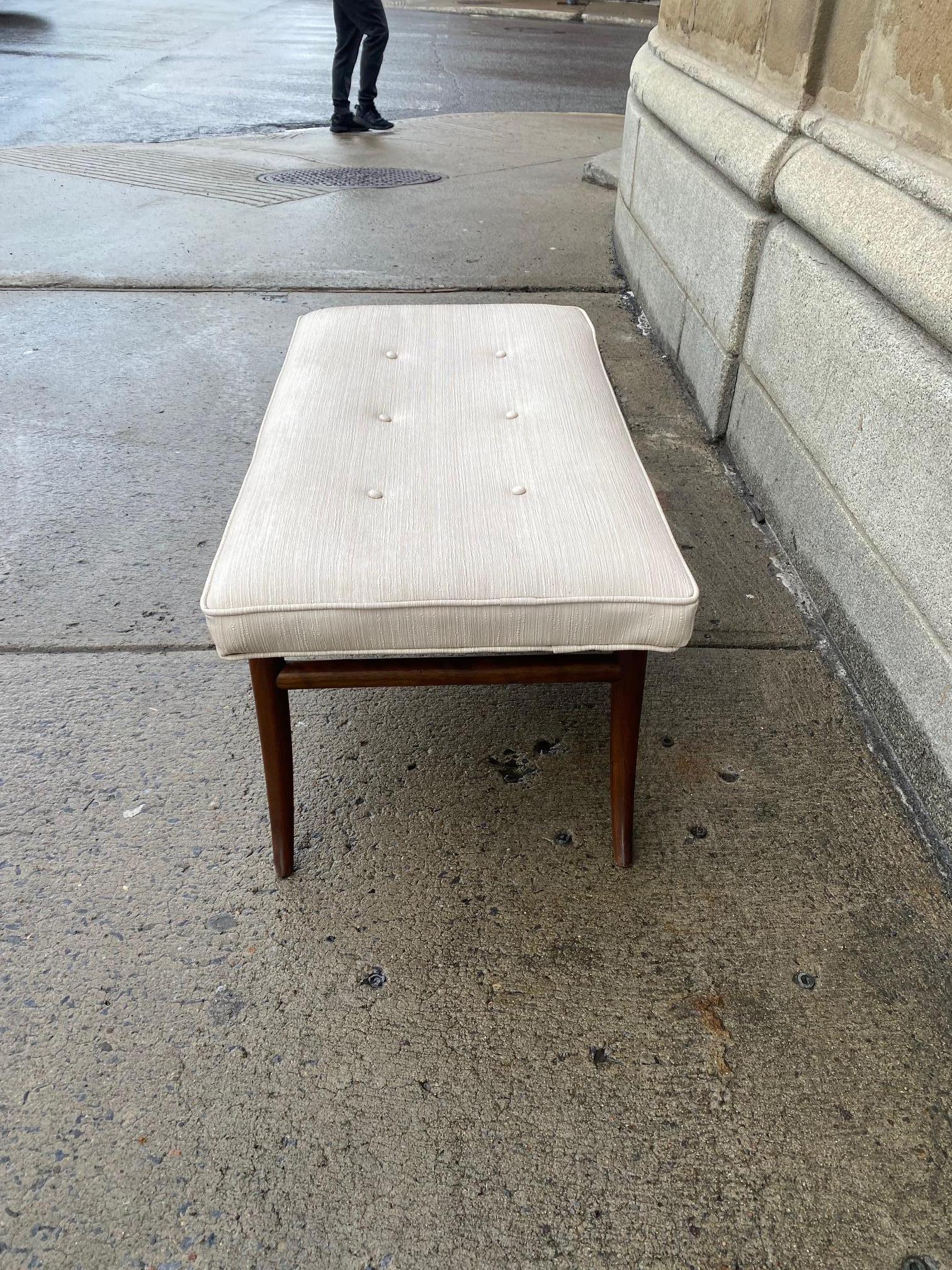 Walnut Modernist Bench by Robsjohn Gibbings for Widdicomb In Good Condition For Sale In Montreal, QC