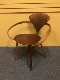 Fauteuil en contreplaqué moulé en noyer / "Cherner Chair" par Norman Cherner