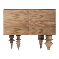 Mehrbeiniger schrank aus nussbaumholz by Jaime Hayon